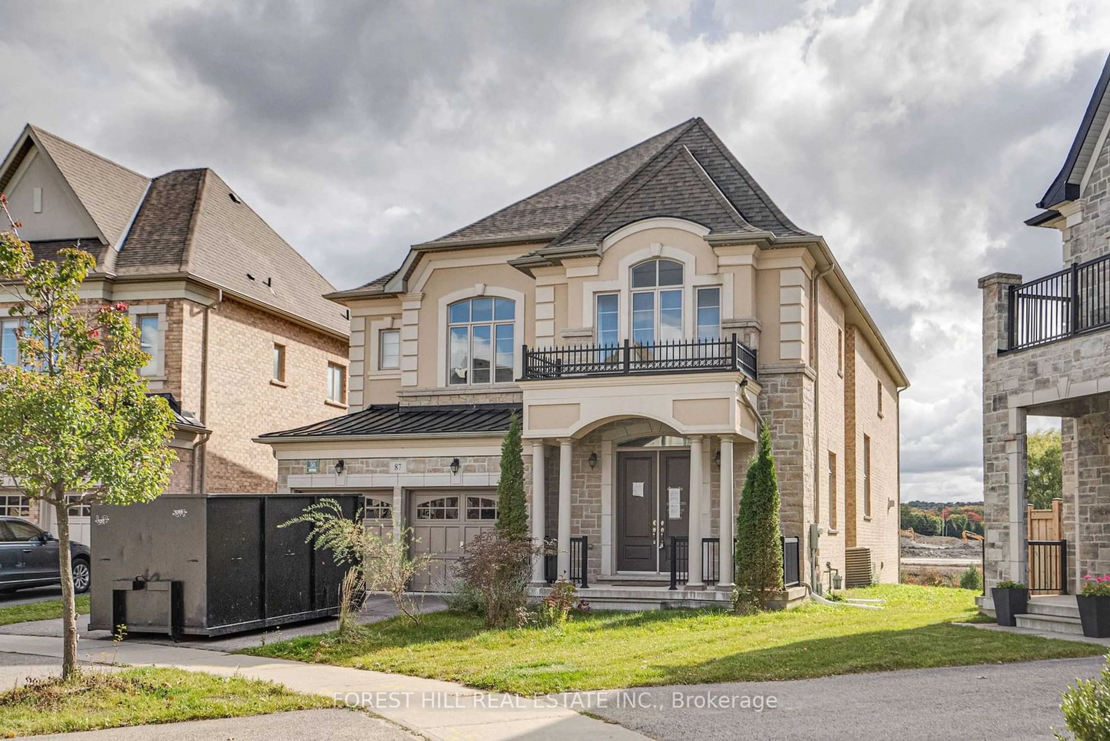 Frontside or backside of a home, the street view for 87 Strawbridge Farm Dr, Aurora Ontario L4G 0T9