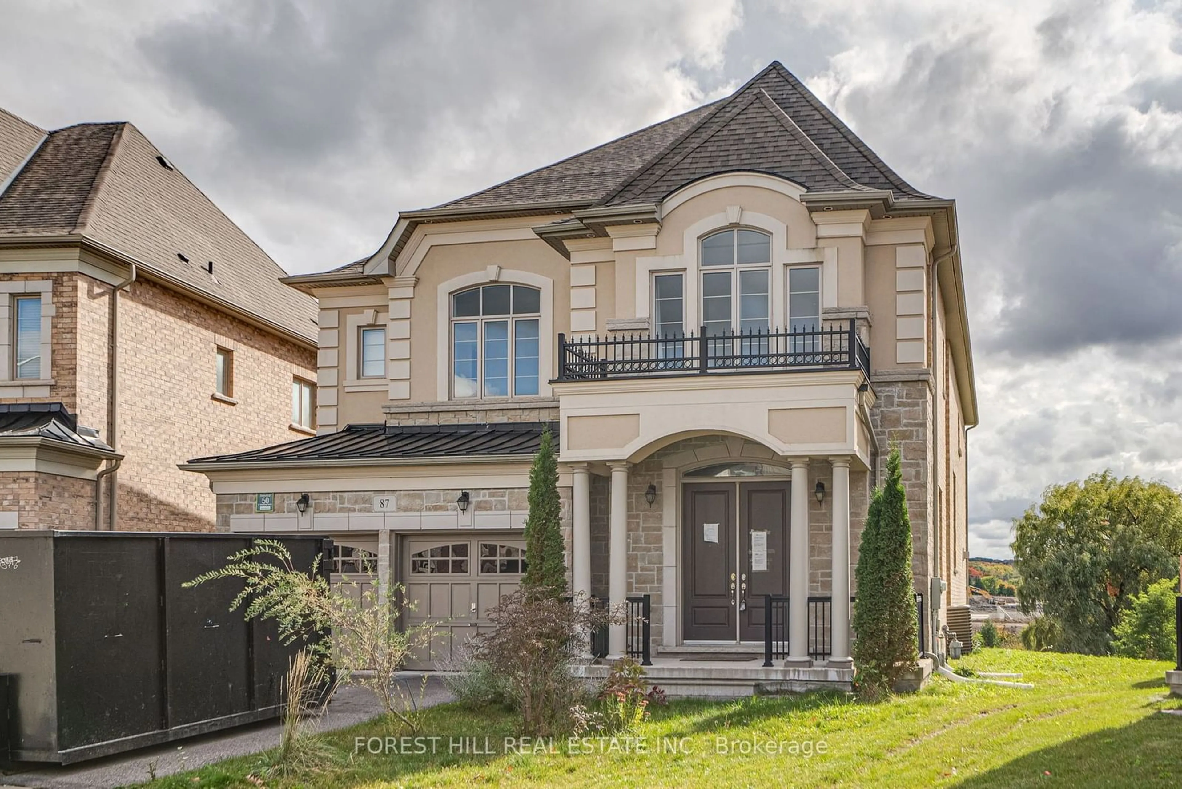 Frontside or backside of a home, the street view for 87 Strawbridge Farm Dr, Aurora Ontario L4G 0T9