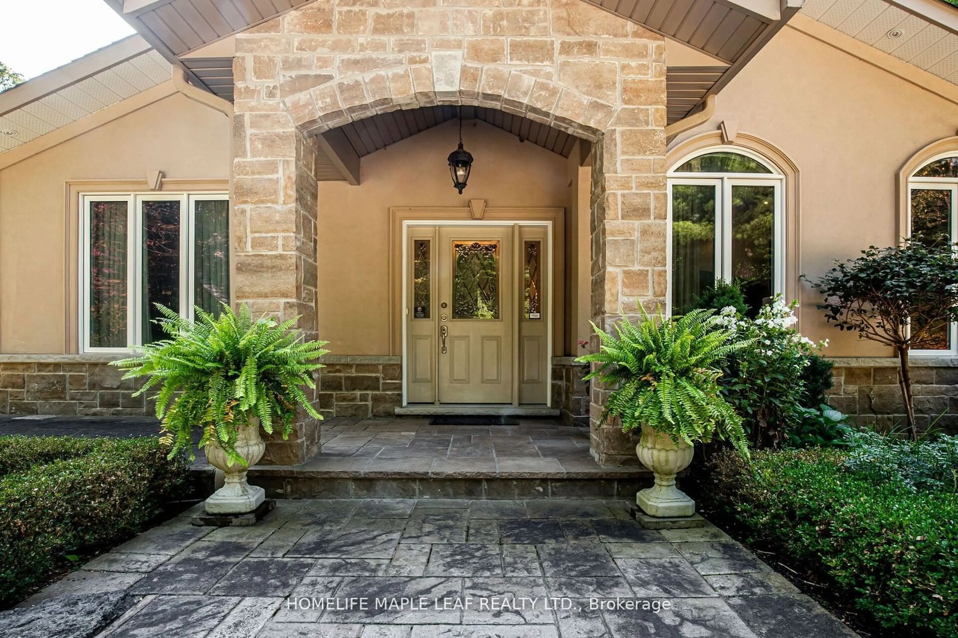 Indoor entryway, ceramic floors for 5963 6th Line, New Tecumseth Ontario L0G 1W0