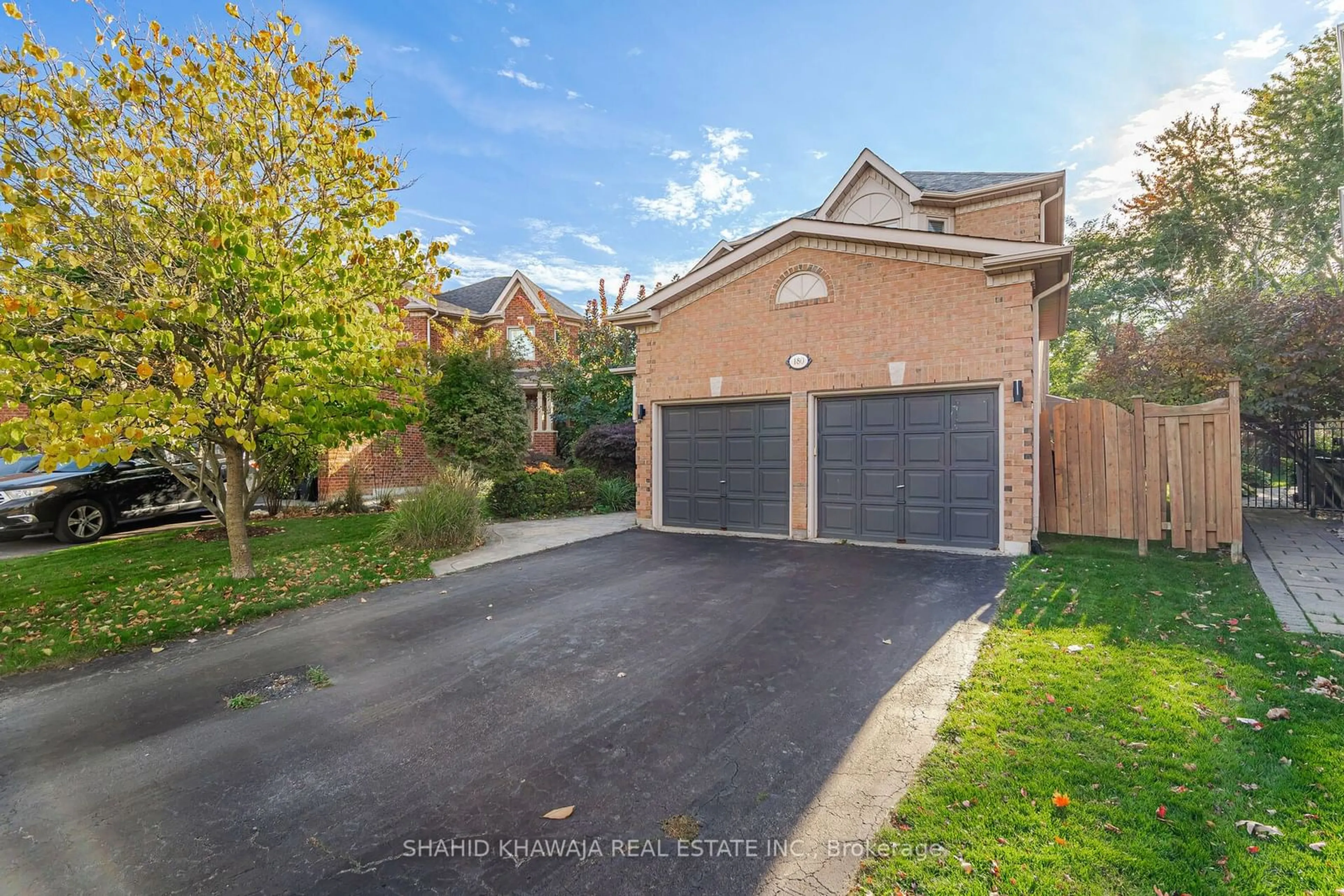 A pic from exterior of the house or condo, the street view for 180 Bothwell Cres, Newmarket Ontario L3X 2K4