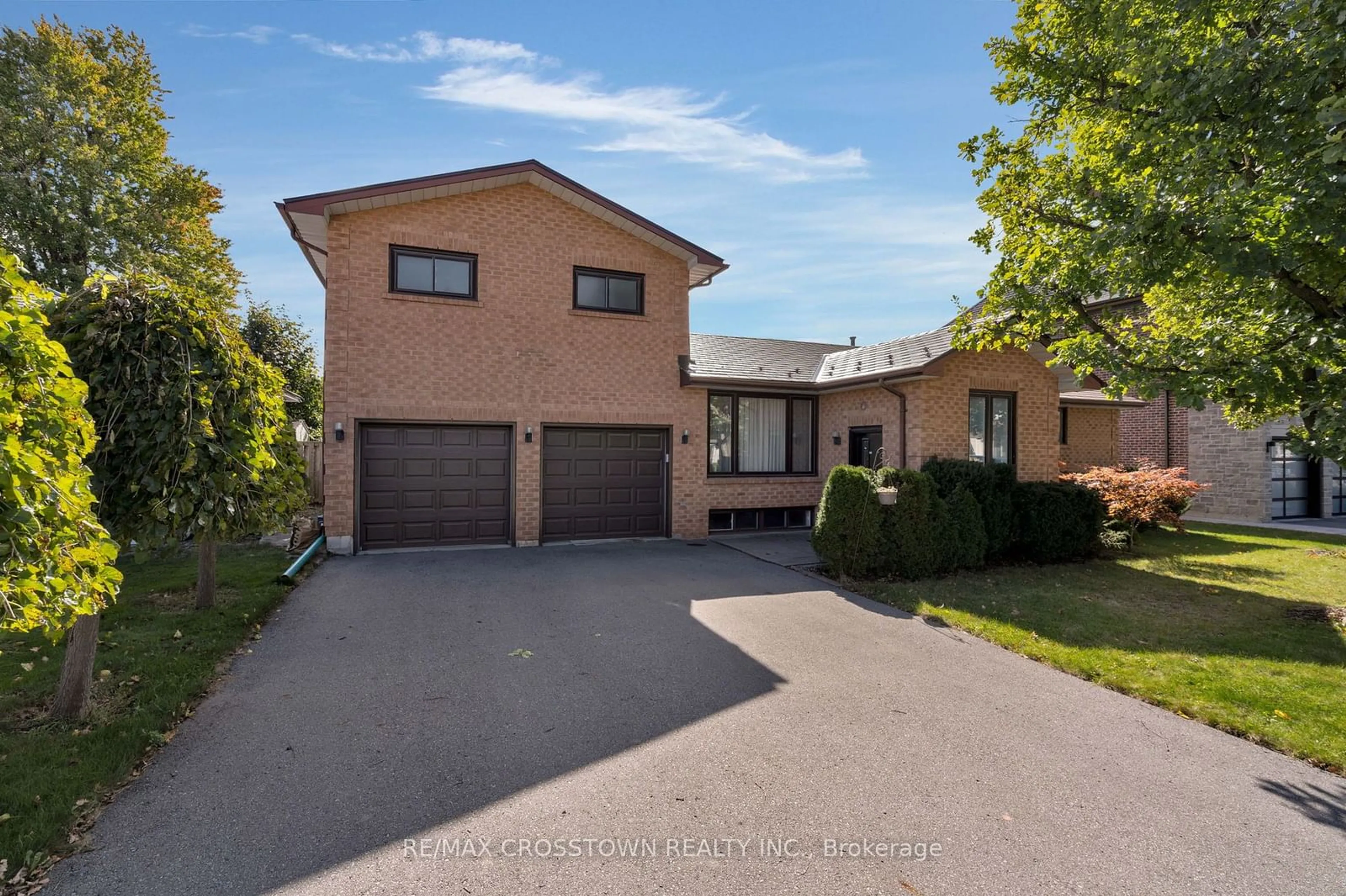 Frontside or backside of a home for 195 Kingslynn Dr, King Ontario L7B 1G9