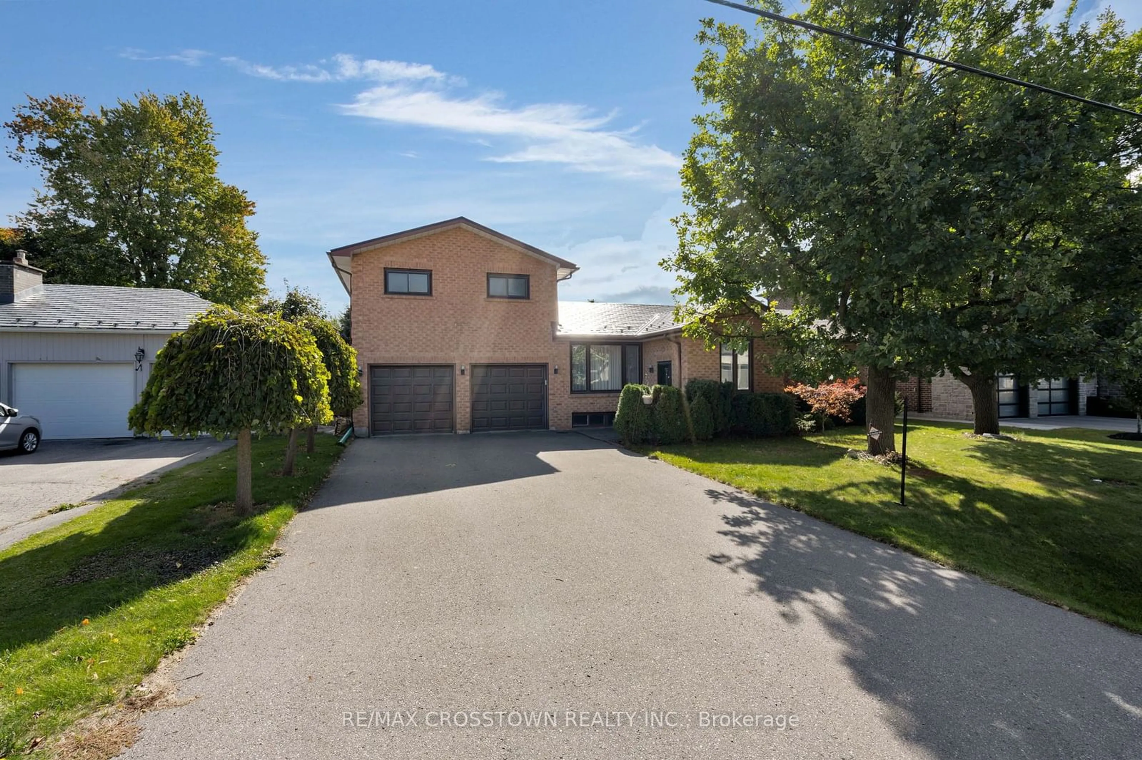 Frontside or backside of a home for 195 Kingslynn Dr, King Ontario L7B 1G9