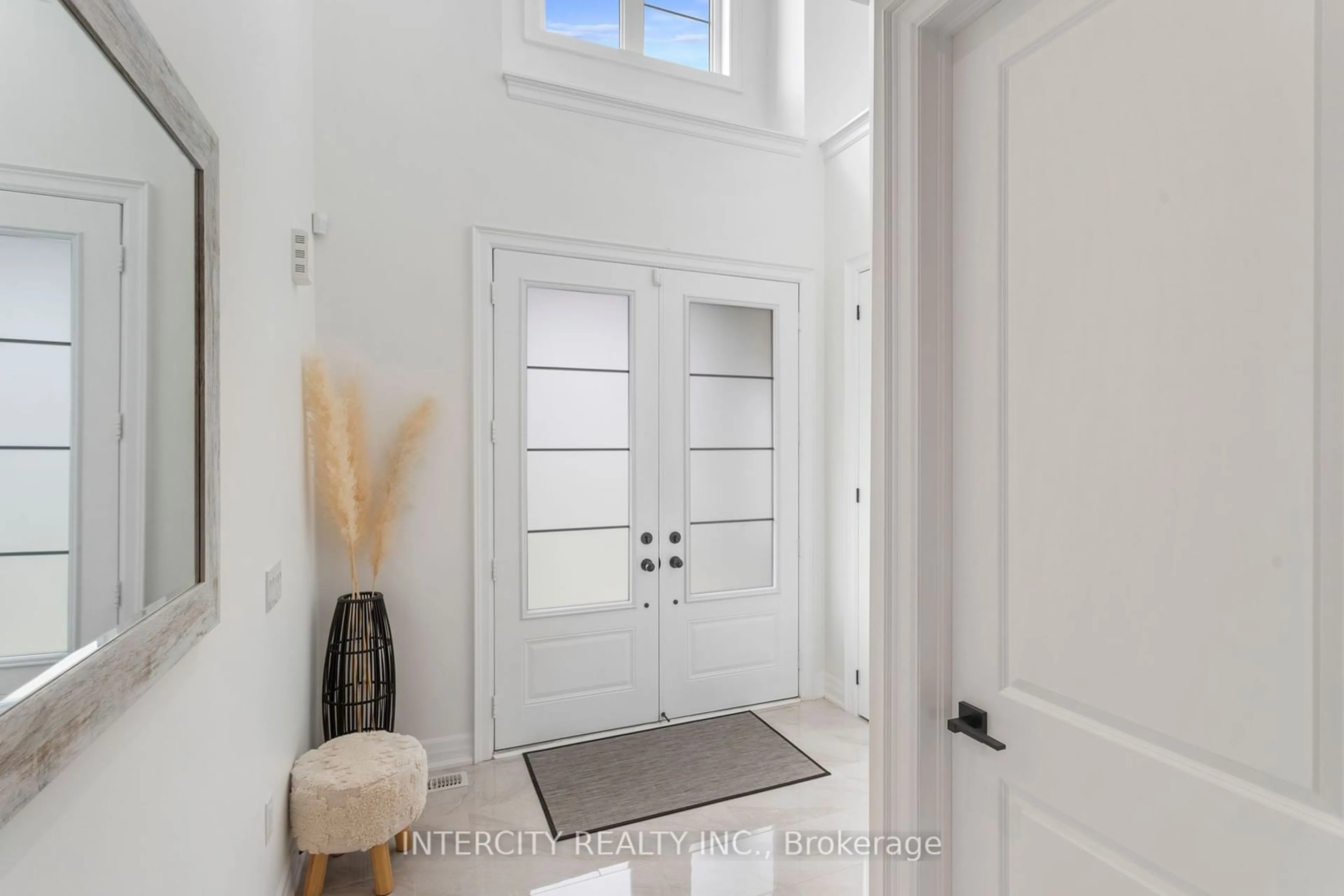 Indoor entryway, wood floors for 579 Kleinburg Summit Way, Vaughan Ontario L0J 1C0