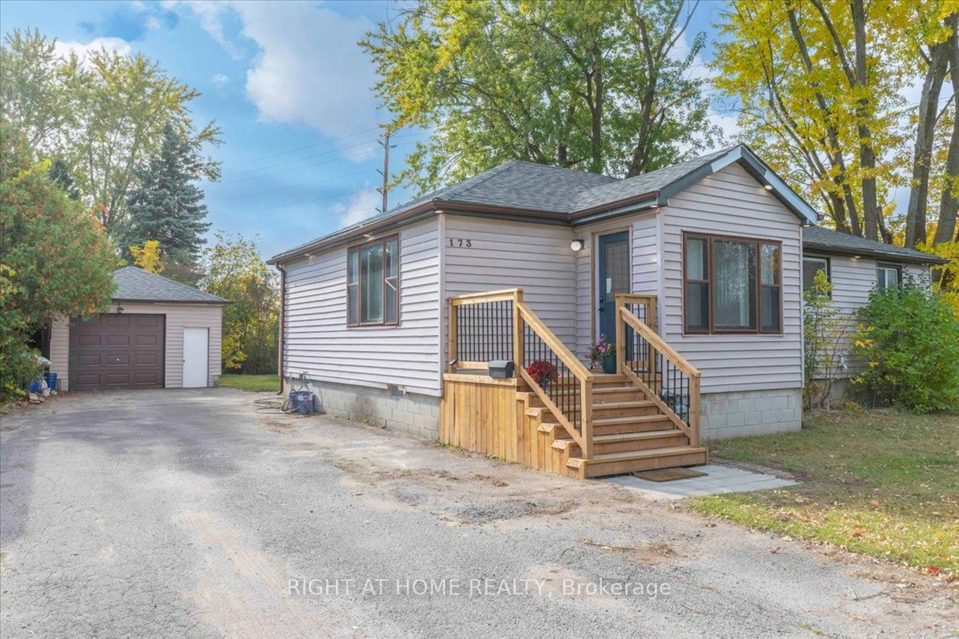 Frontside or backside of a home, cottage for 173 Garden Ave, Georgina Ontario L4P 2L2