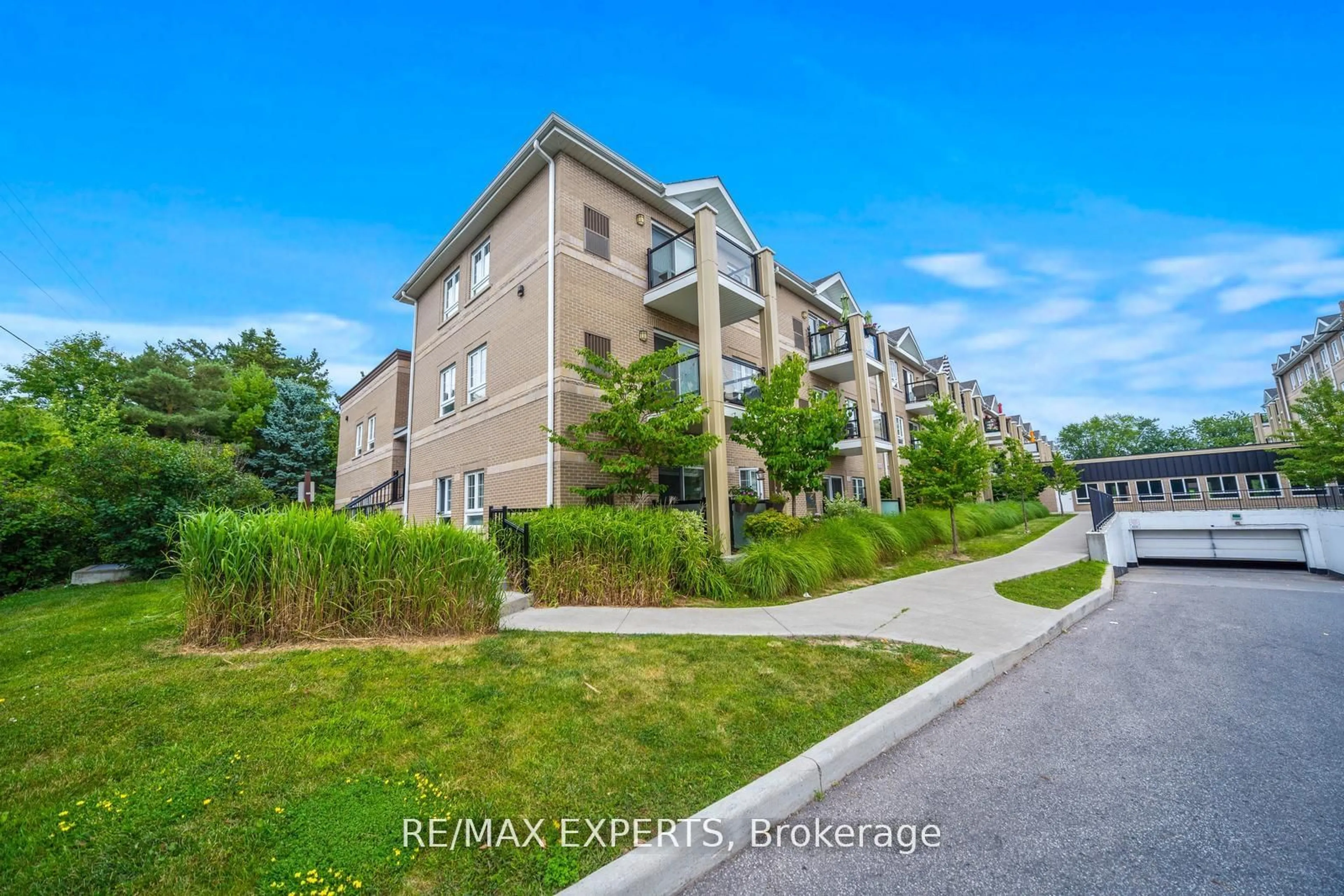 A pic from exterior of the house or condo, the street view for 481 Rupert Ave #2117, Whitchurch-Stouffville Ontario L4A 1Y7