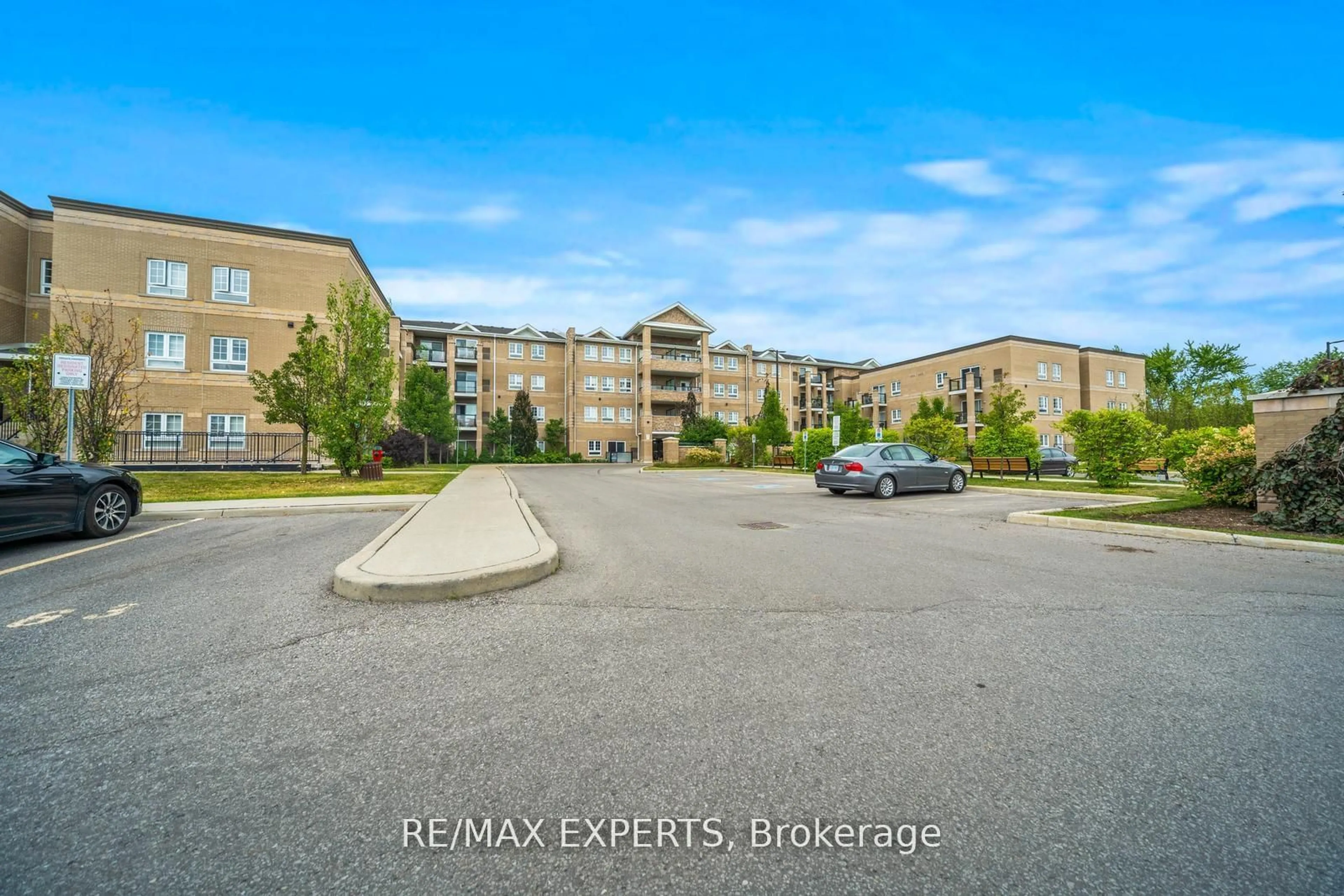 A pic from exterior of the house or condo, the street view for 481 Rupert Ave #2117, Whitchurch-Stouffville Ontario L4A 1Y7