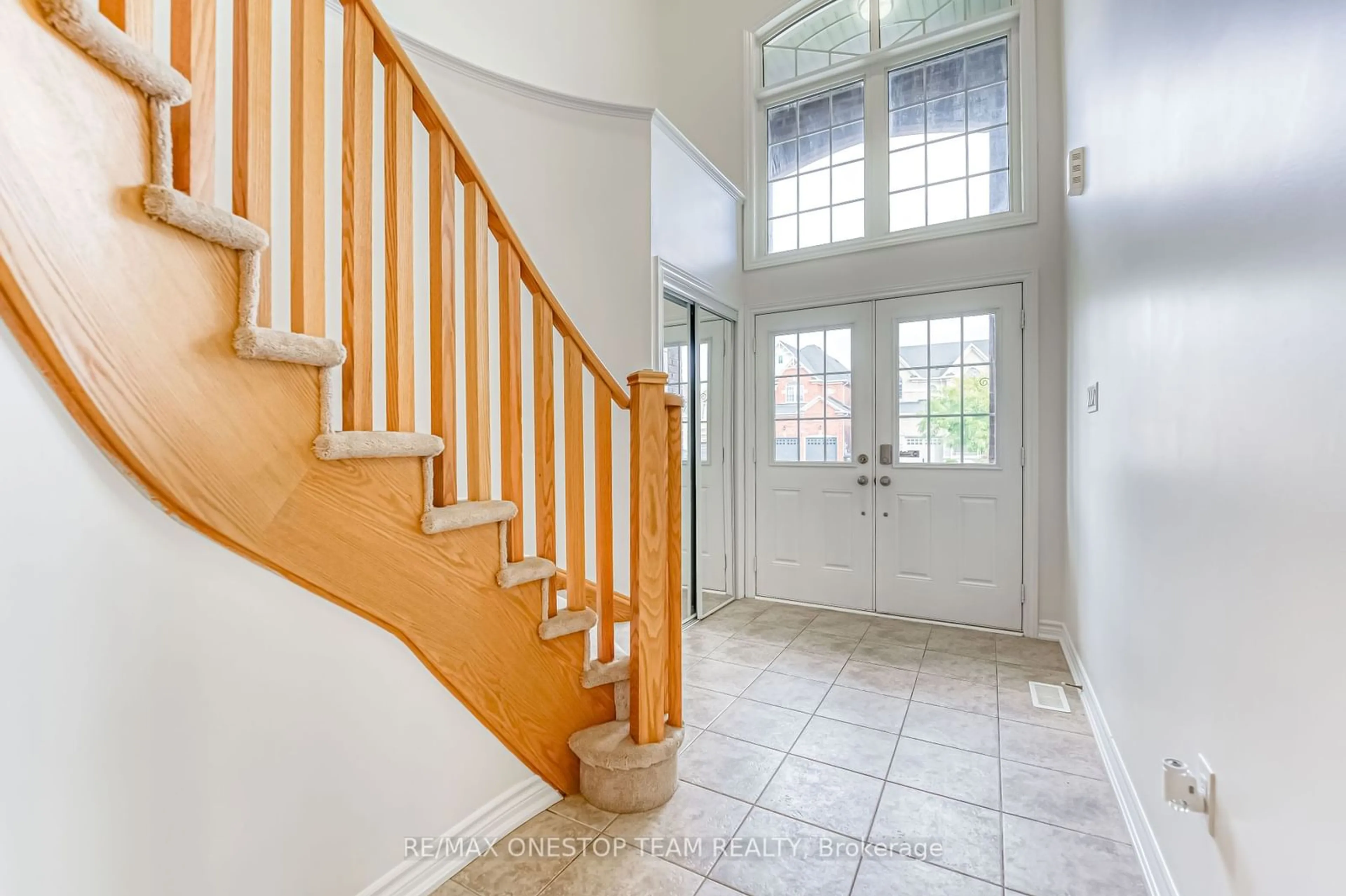 Indoor entryway, wood floors for 1307 Hunter St, Innisfil Ontario L9S 0H1