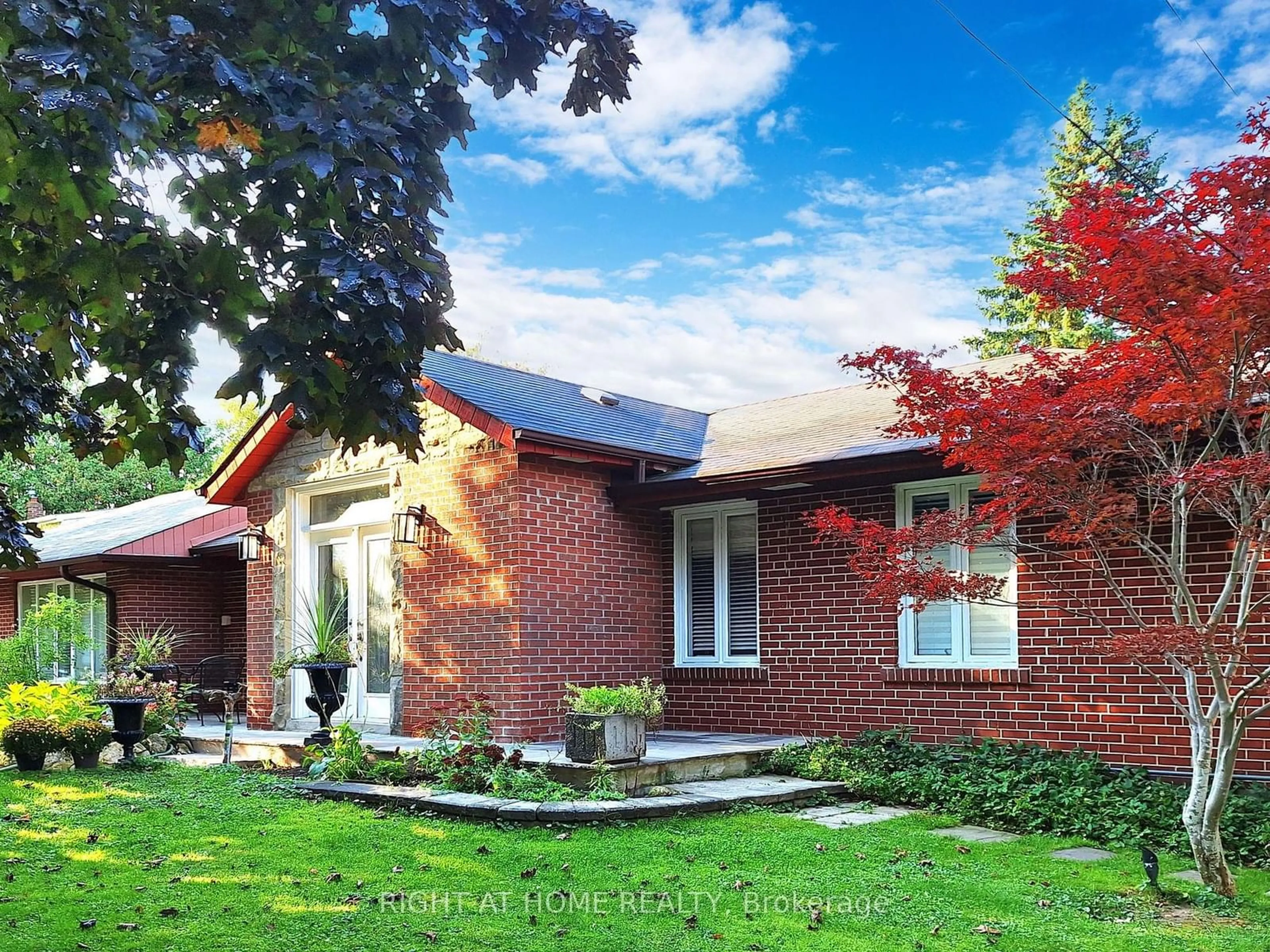 Home with brick exterior material for 40 William St, King Ontario L7B 1L1