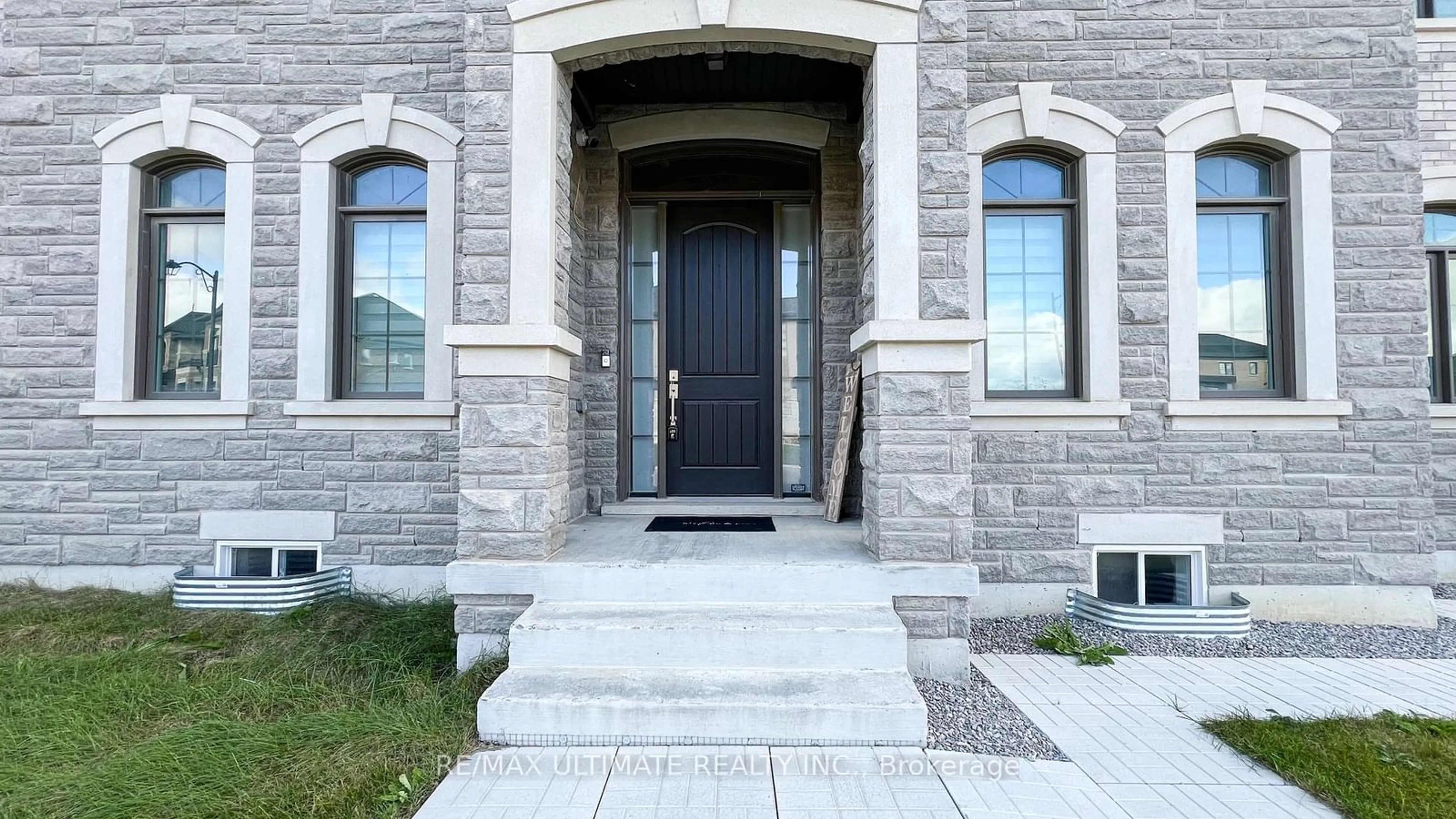 Indoor entryway, cement floor for 151 Ballantyne Blvd, Vaughan Ontario L3L 0E6