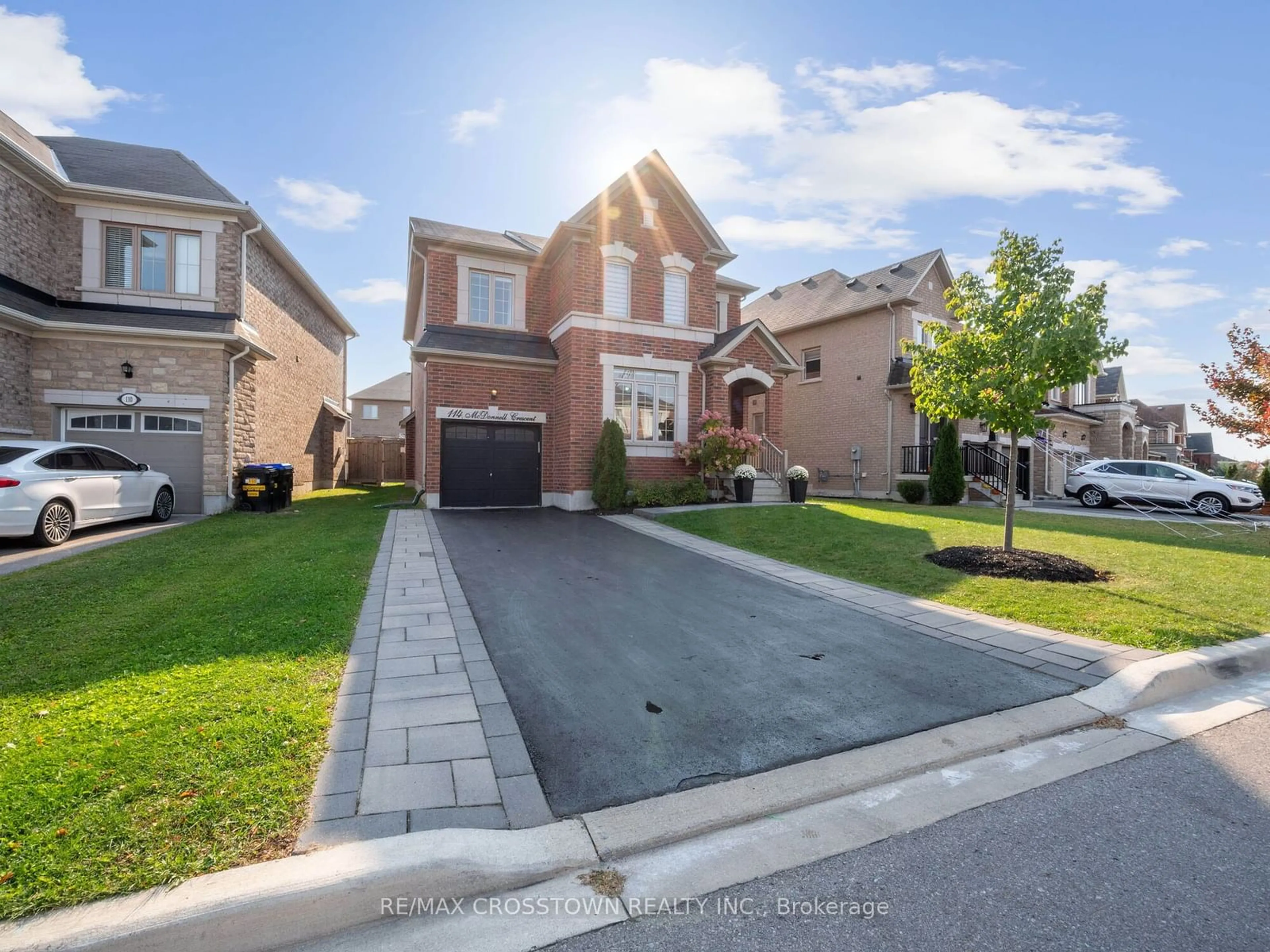 Frontside or backside of a home, the street view for 114 McDonnell Cres, Bradford West Gwillimbury Ontario L3Z 0S8