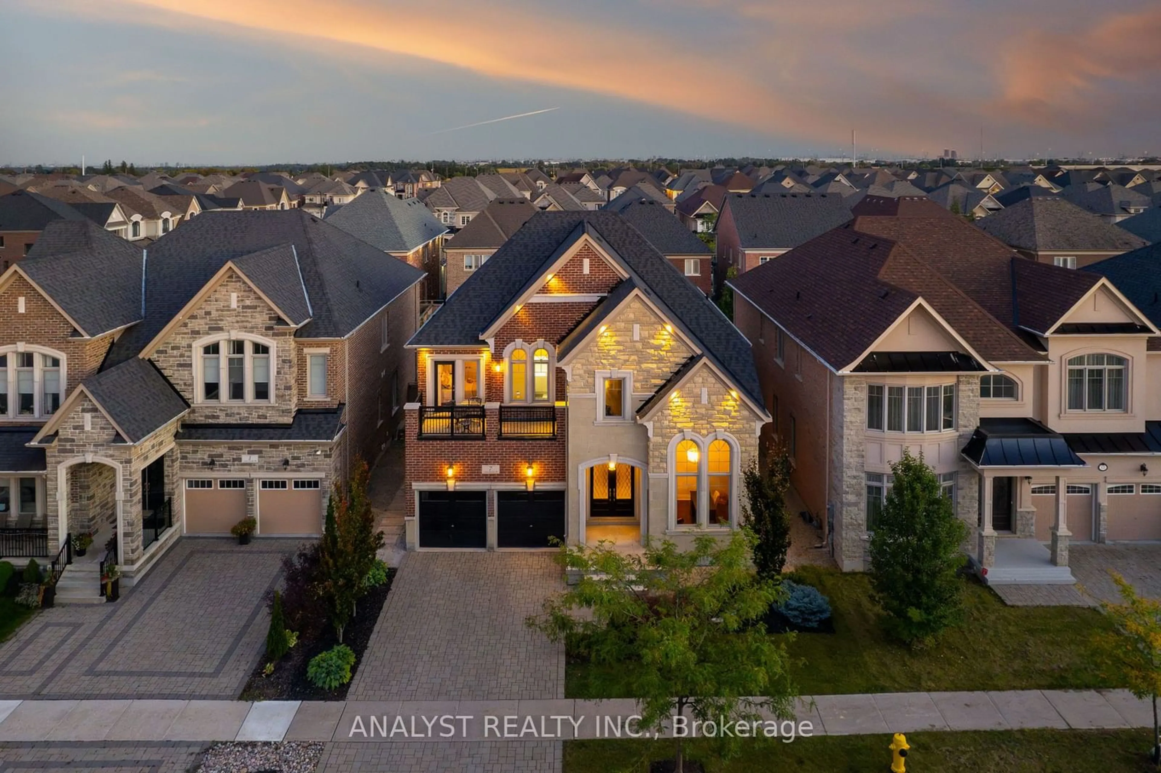 Frontside or backside of a home, the street view for 7 Torrey Pines Rd, Vaughan Ontario L4H 3X8