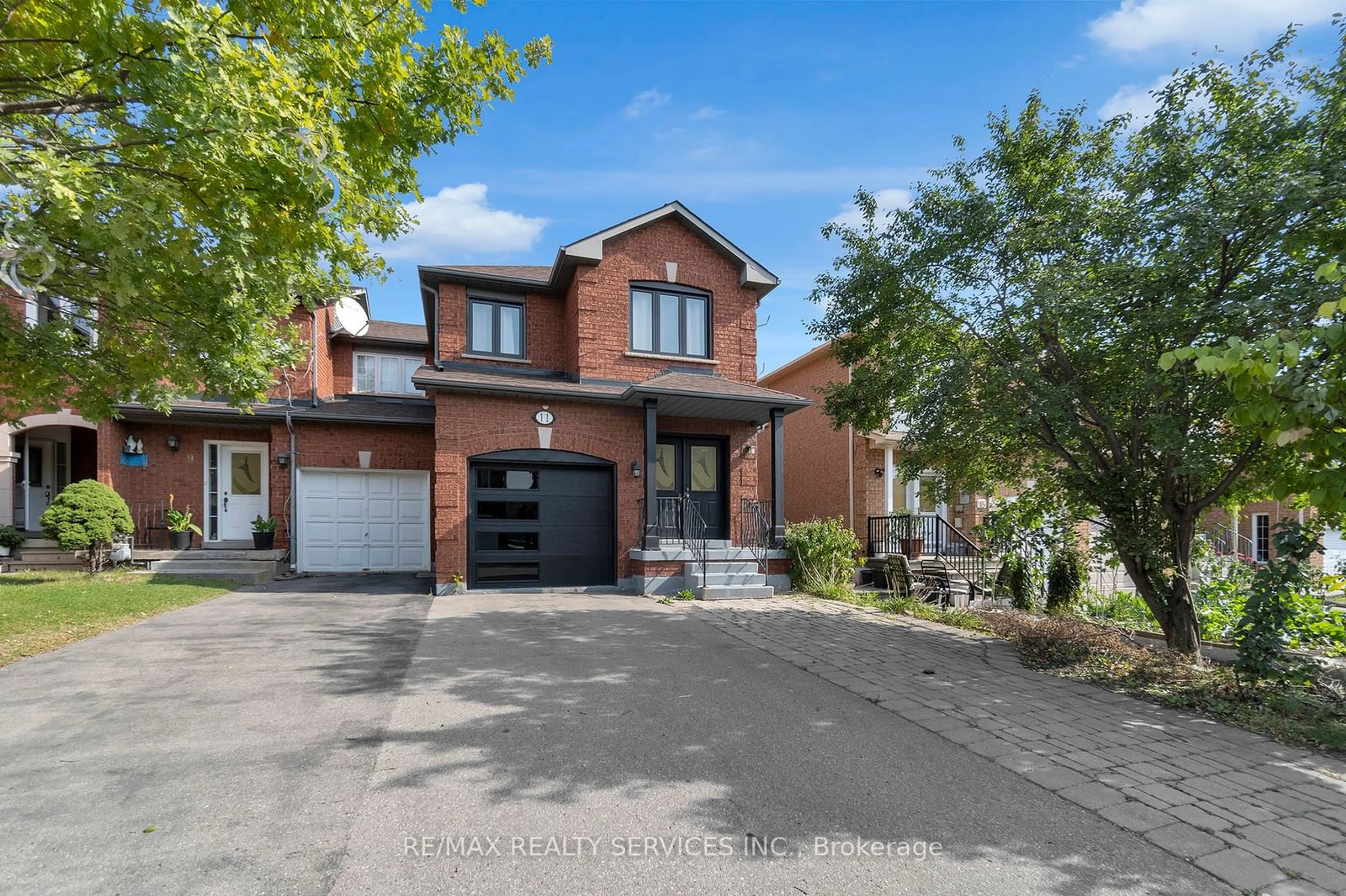 Home with brick exterior material for 11 Wedgewood Pl, Vaughan Ontario L4K 4X7