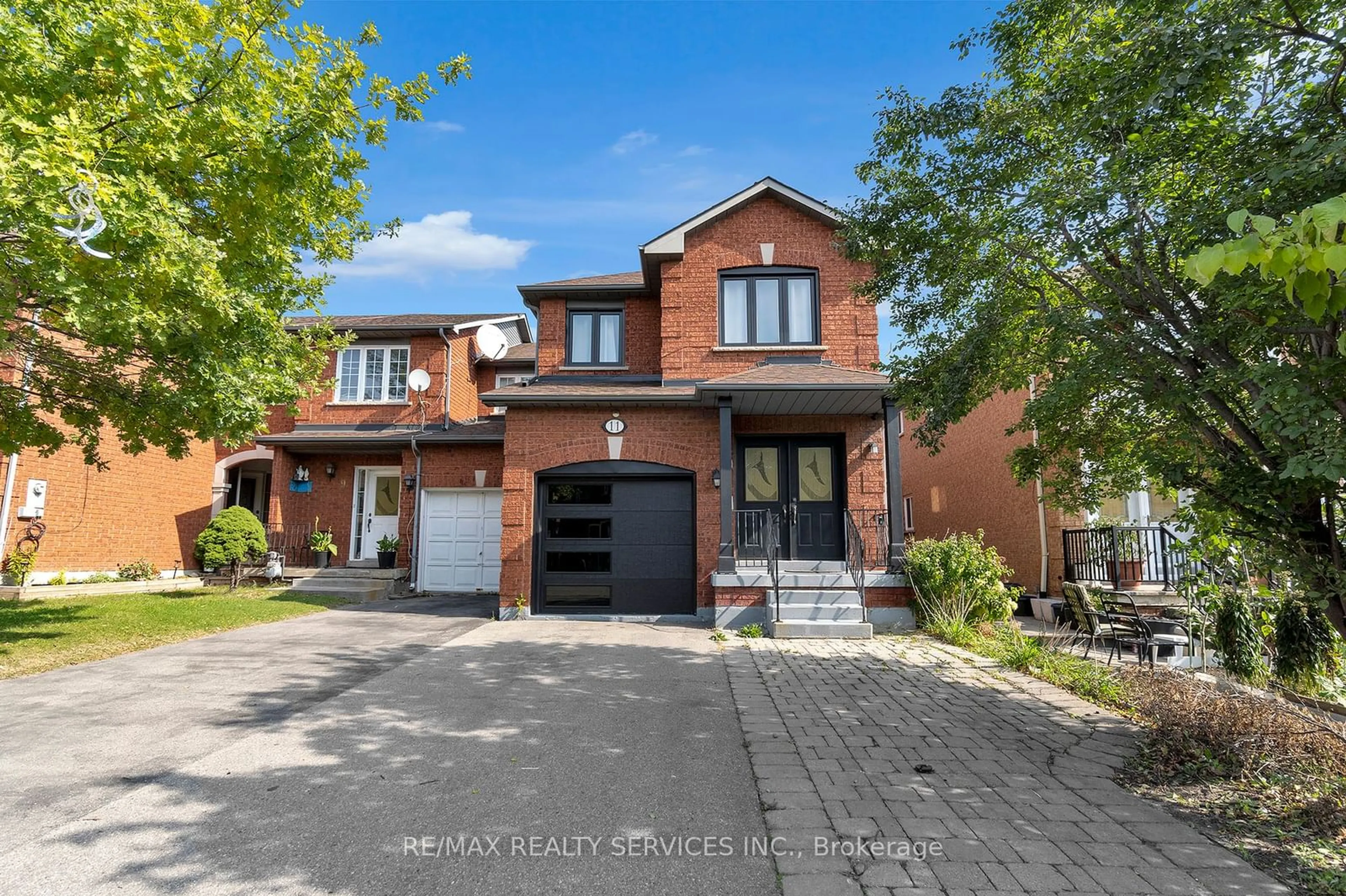 Home with brick exterior material for 11 Wedgewood Pl, Vaughan Ontario L4K 4X7