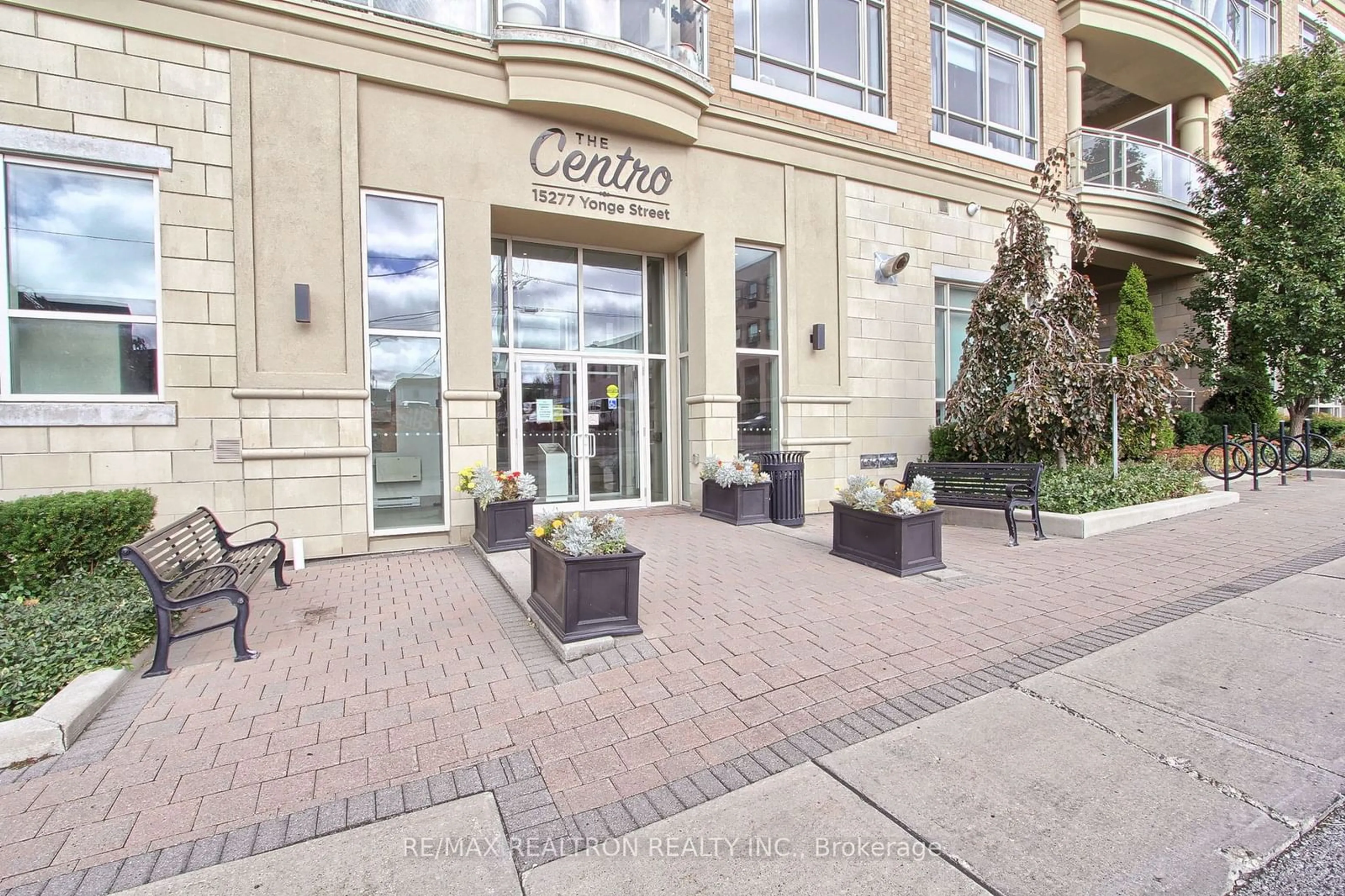 Patio, the front or back of building for 15277 Yonge St #506, Aurora Ontario L4C 1Y3