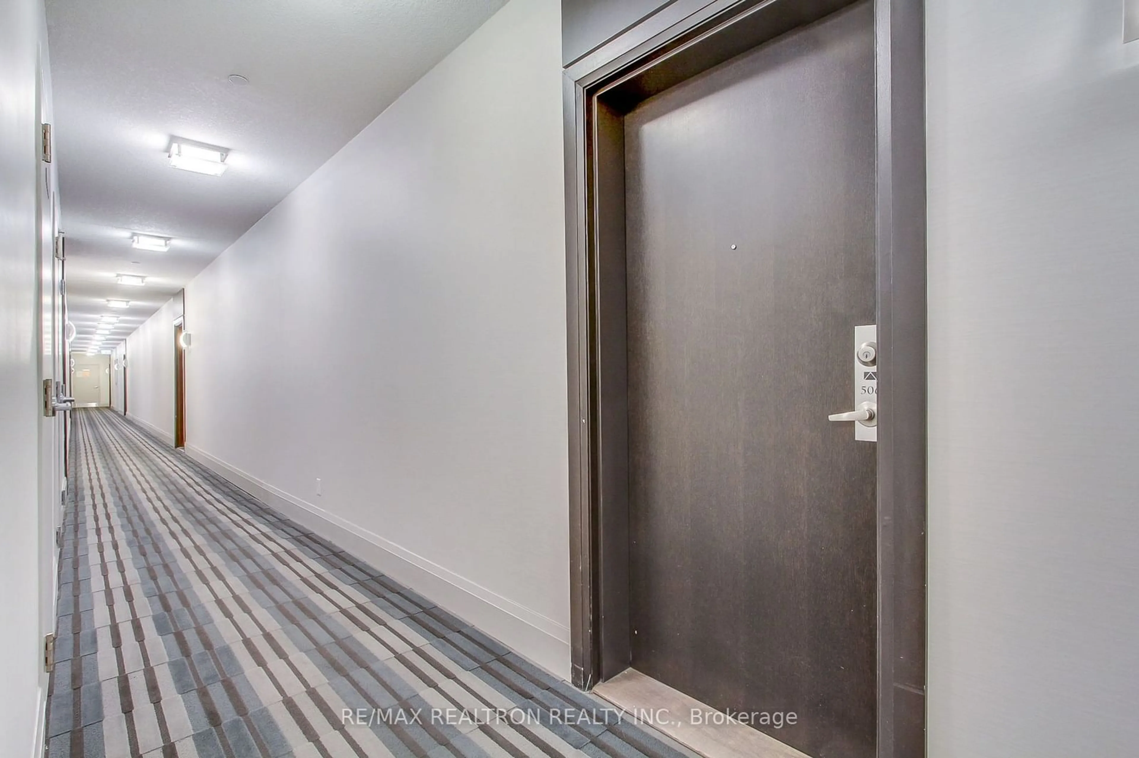 Indoor foyer, unknown floor for 15277 Yonge St #506, Aurora Ontario L4C 1Y3