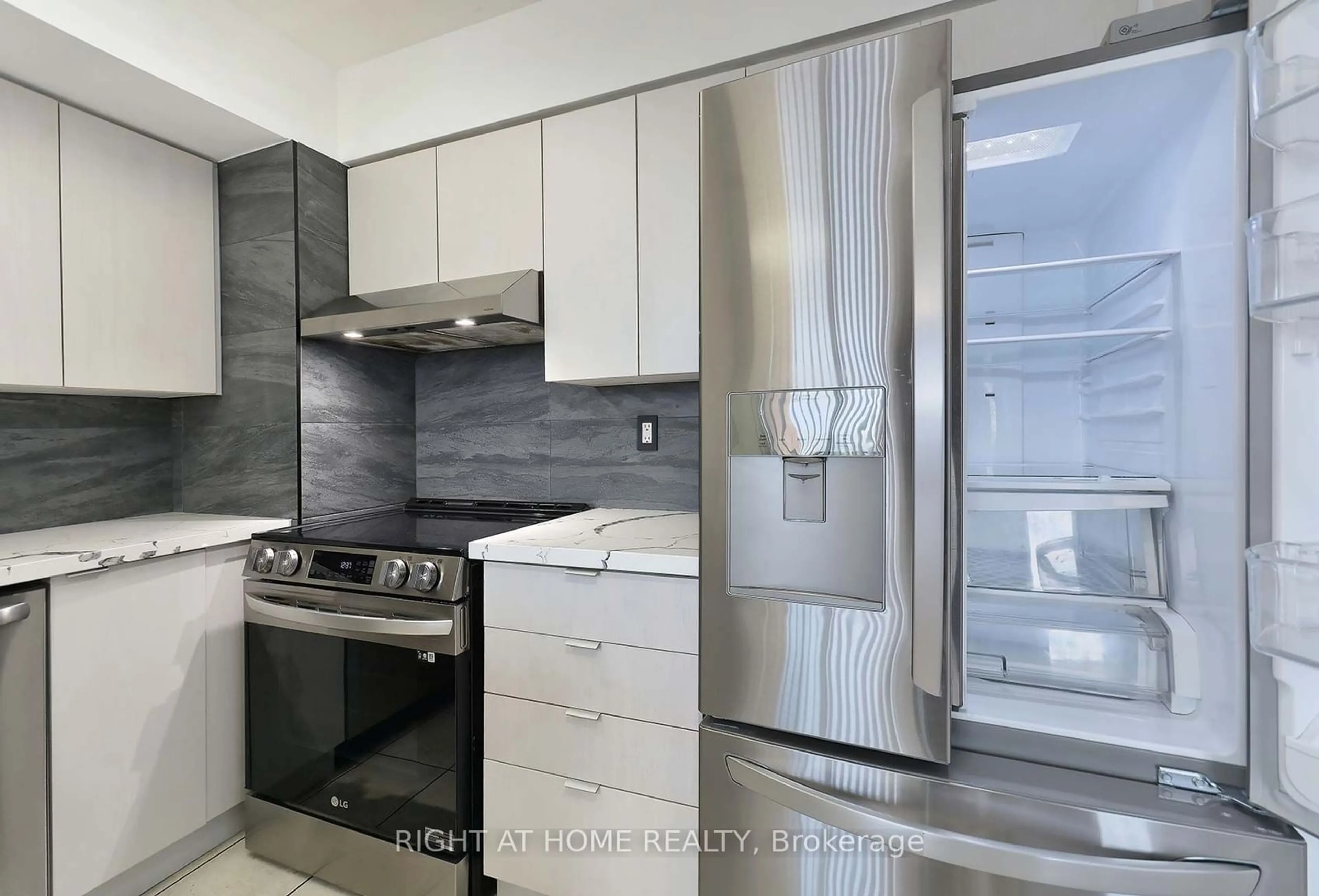 Standard kitchen for 9 Northern Hts Dr #412, Richmond Hill Ontario L4B 4M5