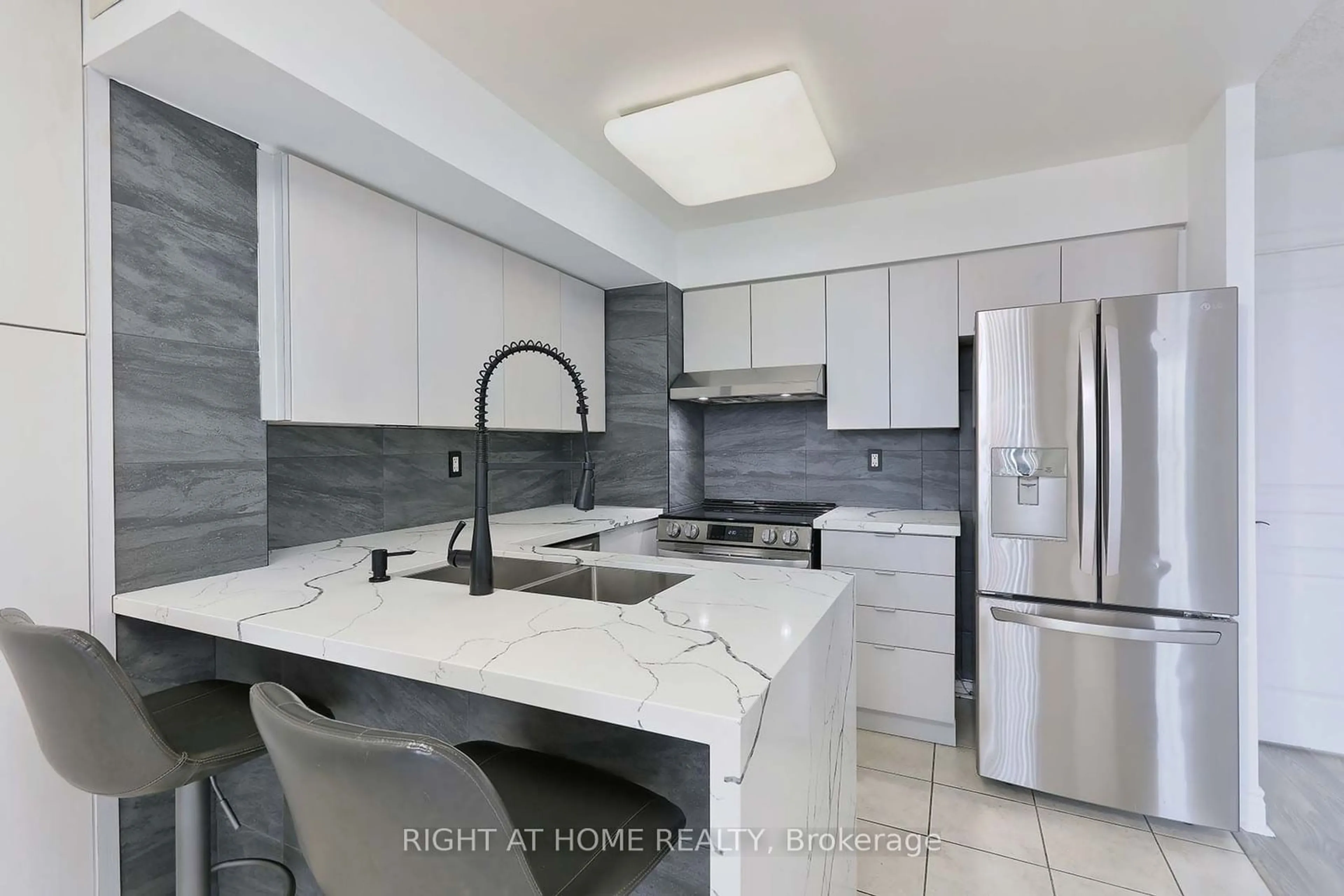 Open concept kitchen for 9 Northern Hts Dr #412, Richmond Hill Ontario L4B 4M5