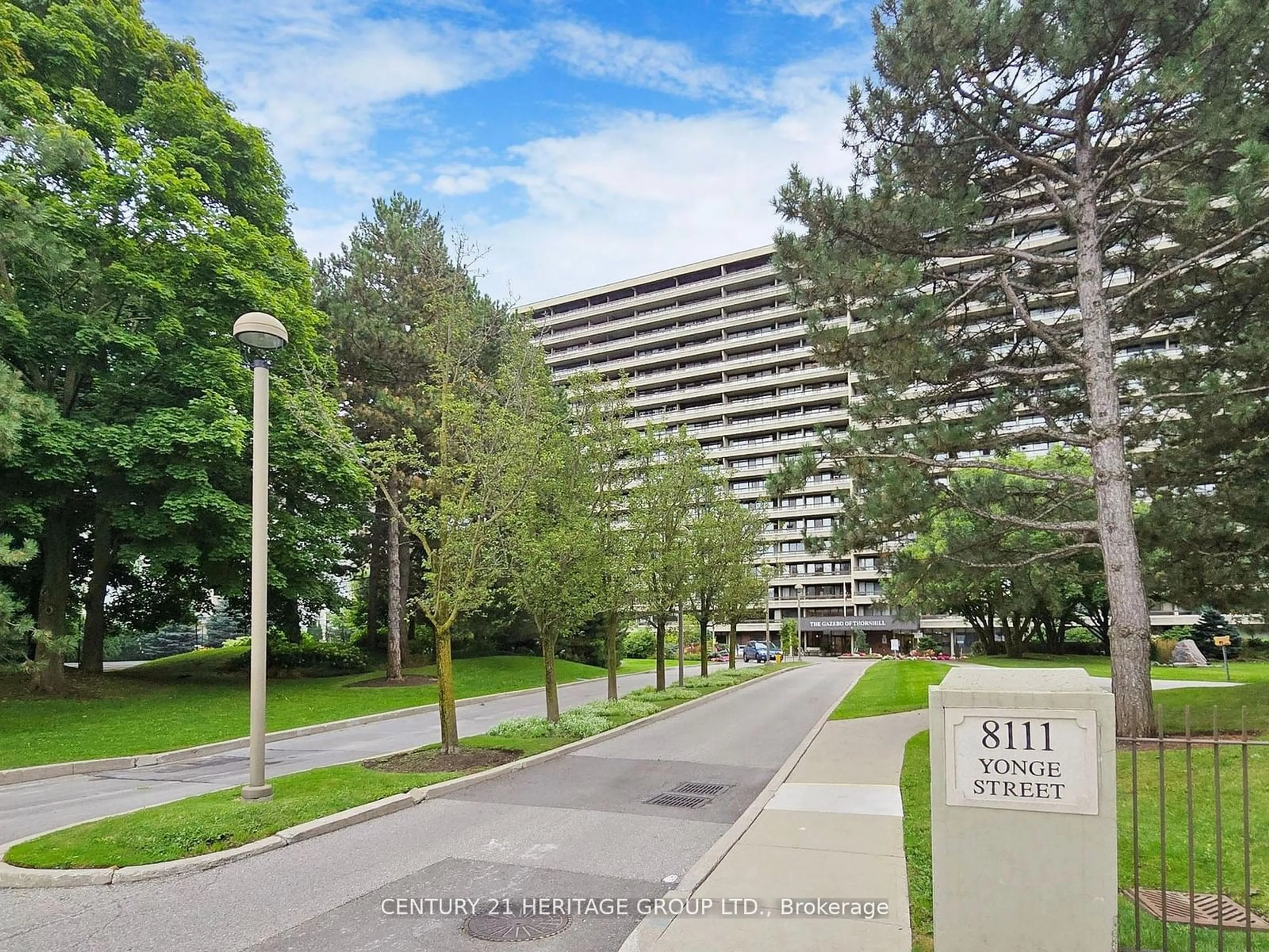 A pic from exterior of the house or condo, the street view for 8111 Yonge St #1604, Markham Ontario L3T 4V9