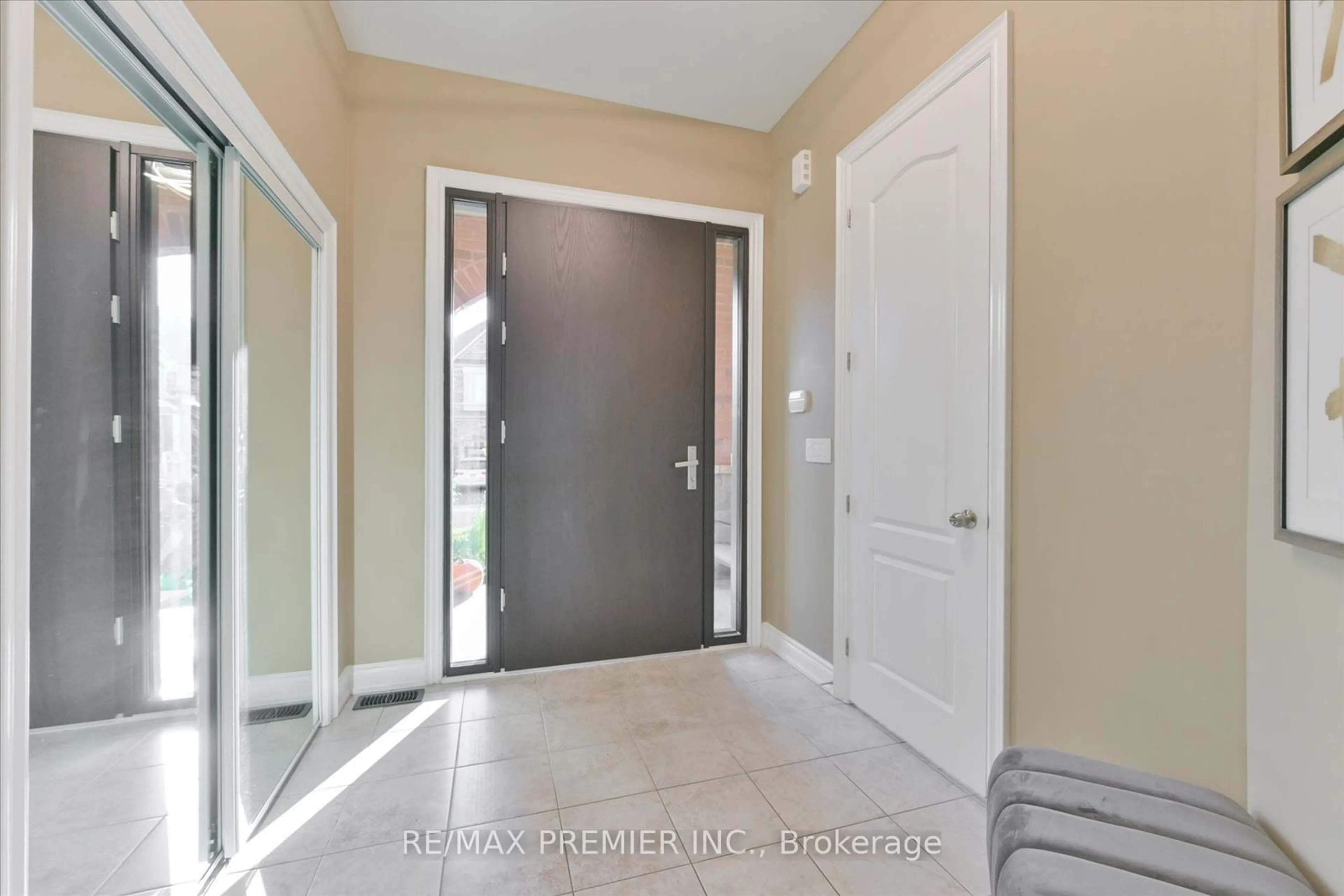 Indoor entryway, wood floors for 83 Heintzman Cres, Vaughan Ontario L6A 4T1