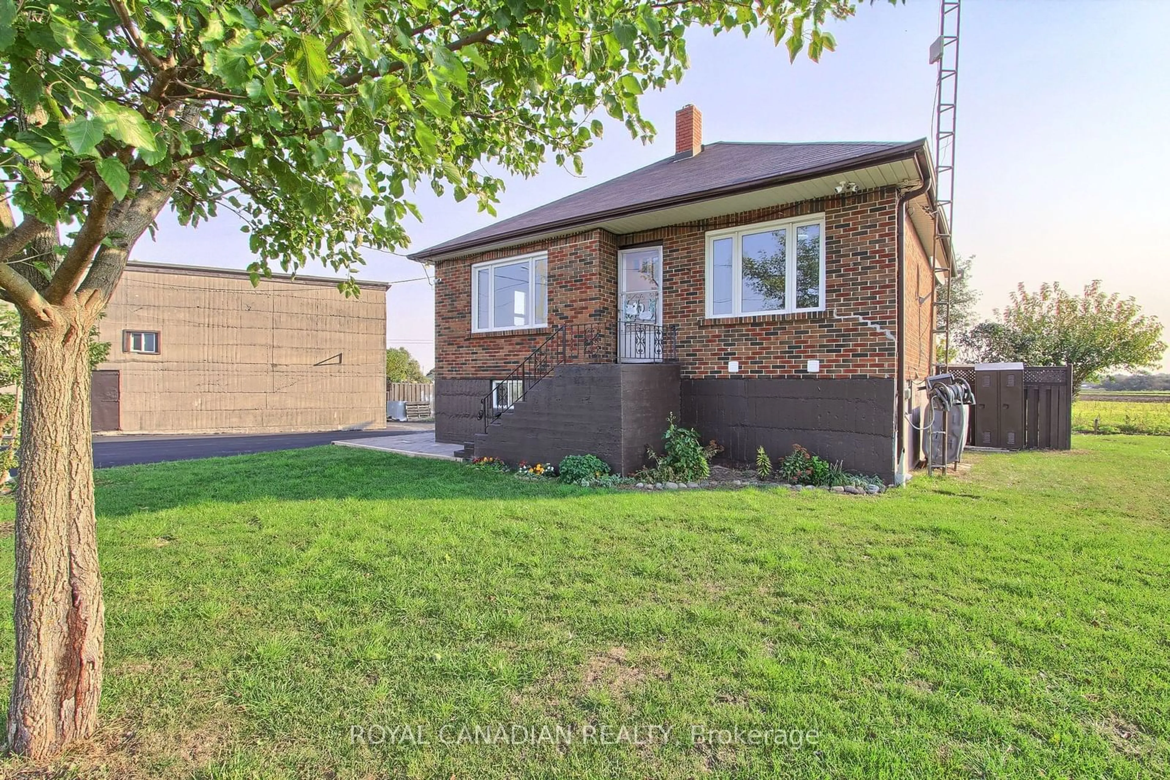 Frontside or backside of a home, the fenced backyard for 15 Grencer Rd, Bradford West Gwillimbury Ontario L3Z 3Z2