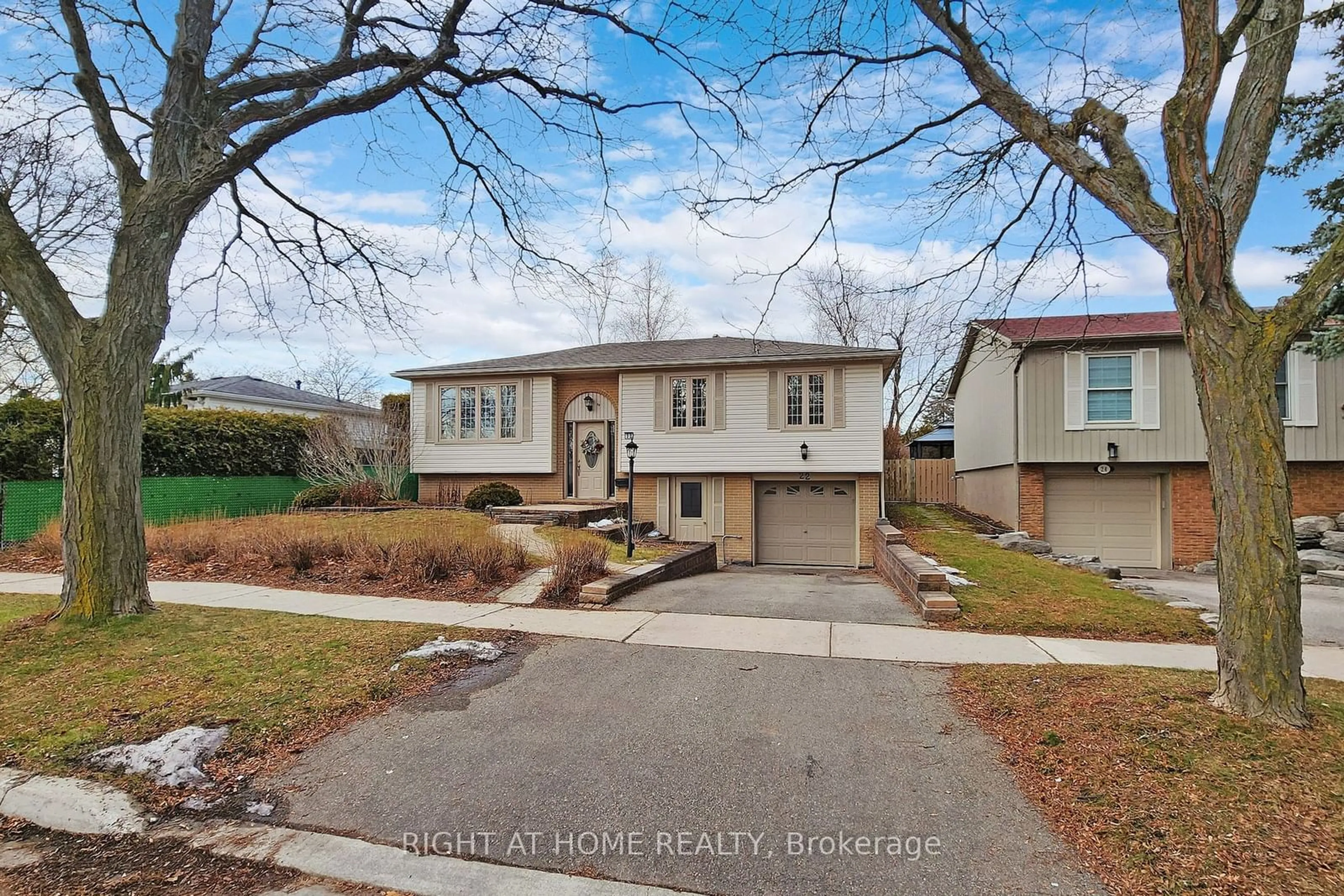 Frontside or backside of a home, the street view for 22 Penwick Cres, Richmond Hill Ontario L4C 5B4