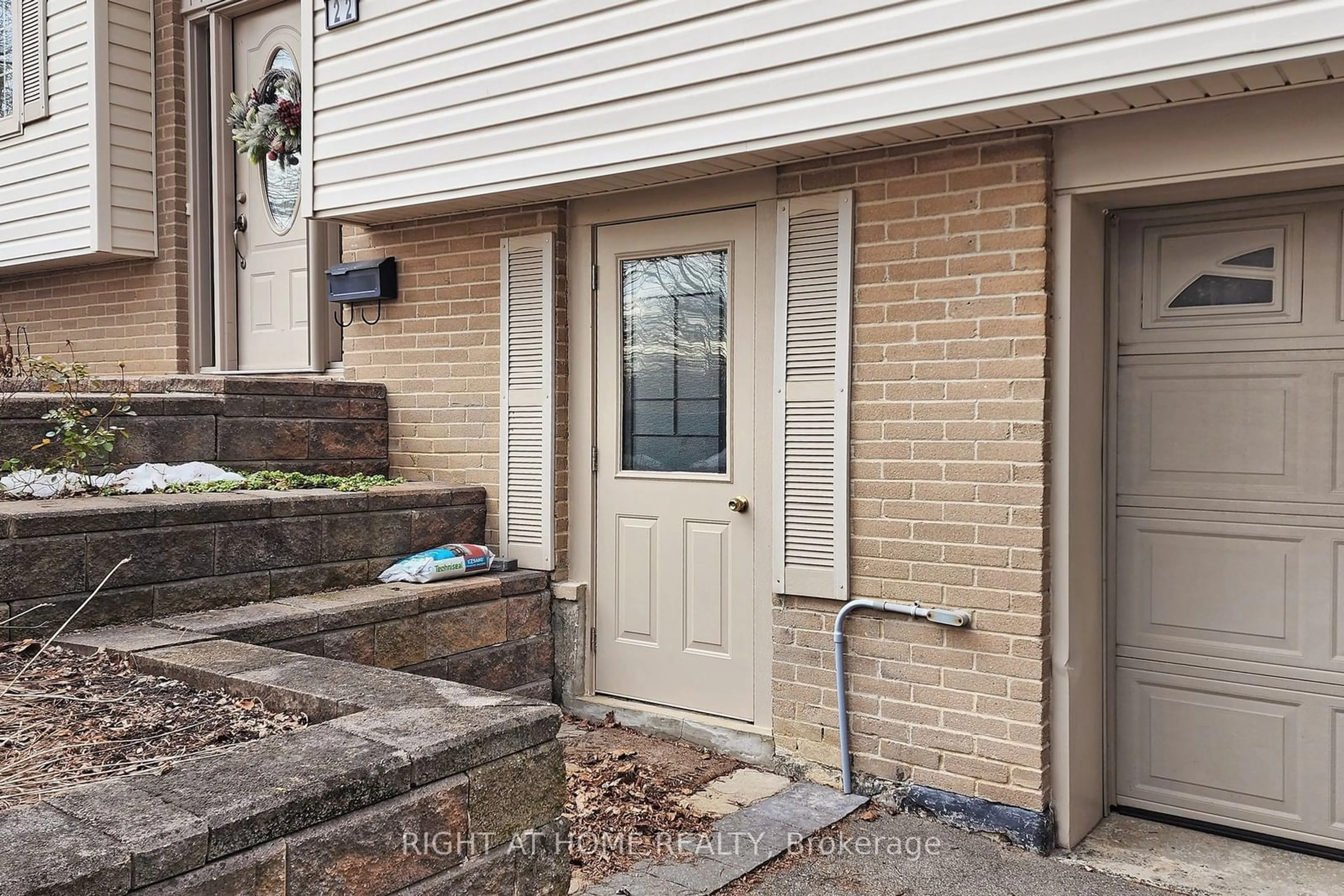 A pic from exterior of the house or condo, cottage for 22 Penwick Cres, Richmond Hill Ontario L4C 5B4