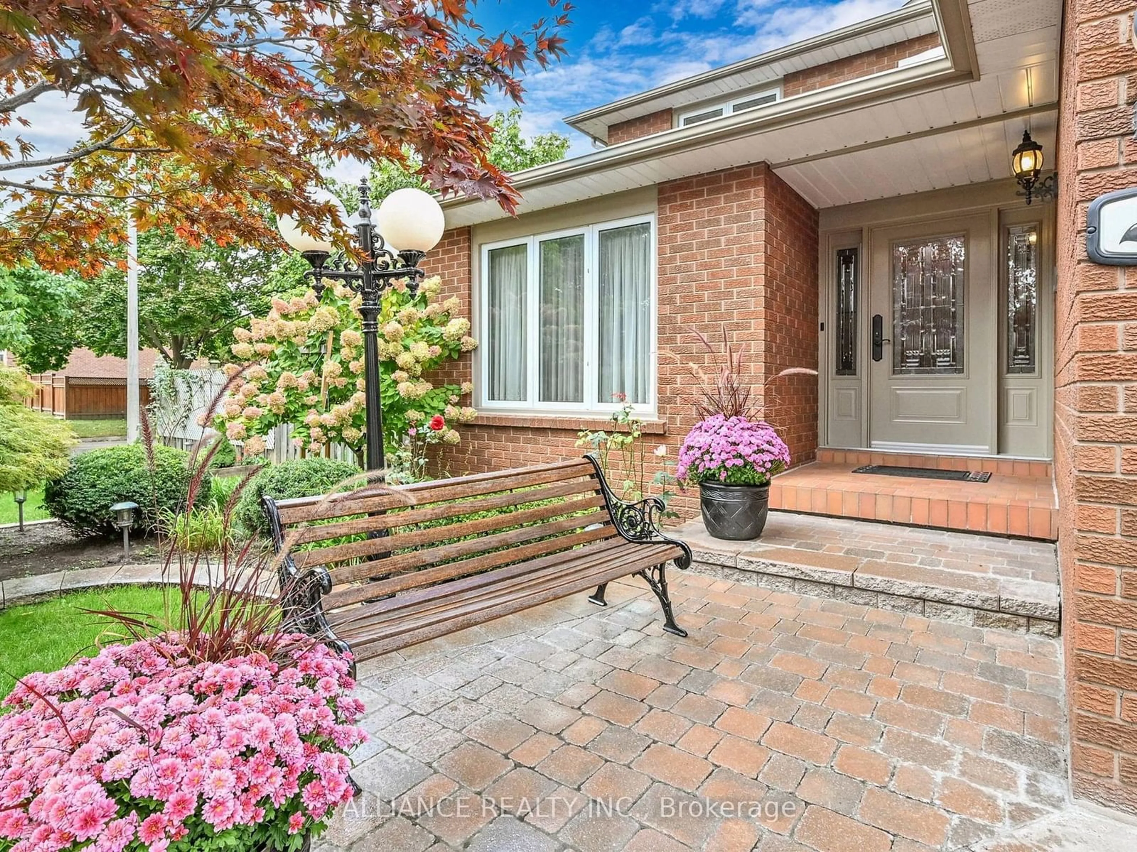 Home with brick exterior material for 28 Addison St, Richmond Hill Ontario L4C 7M2