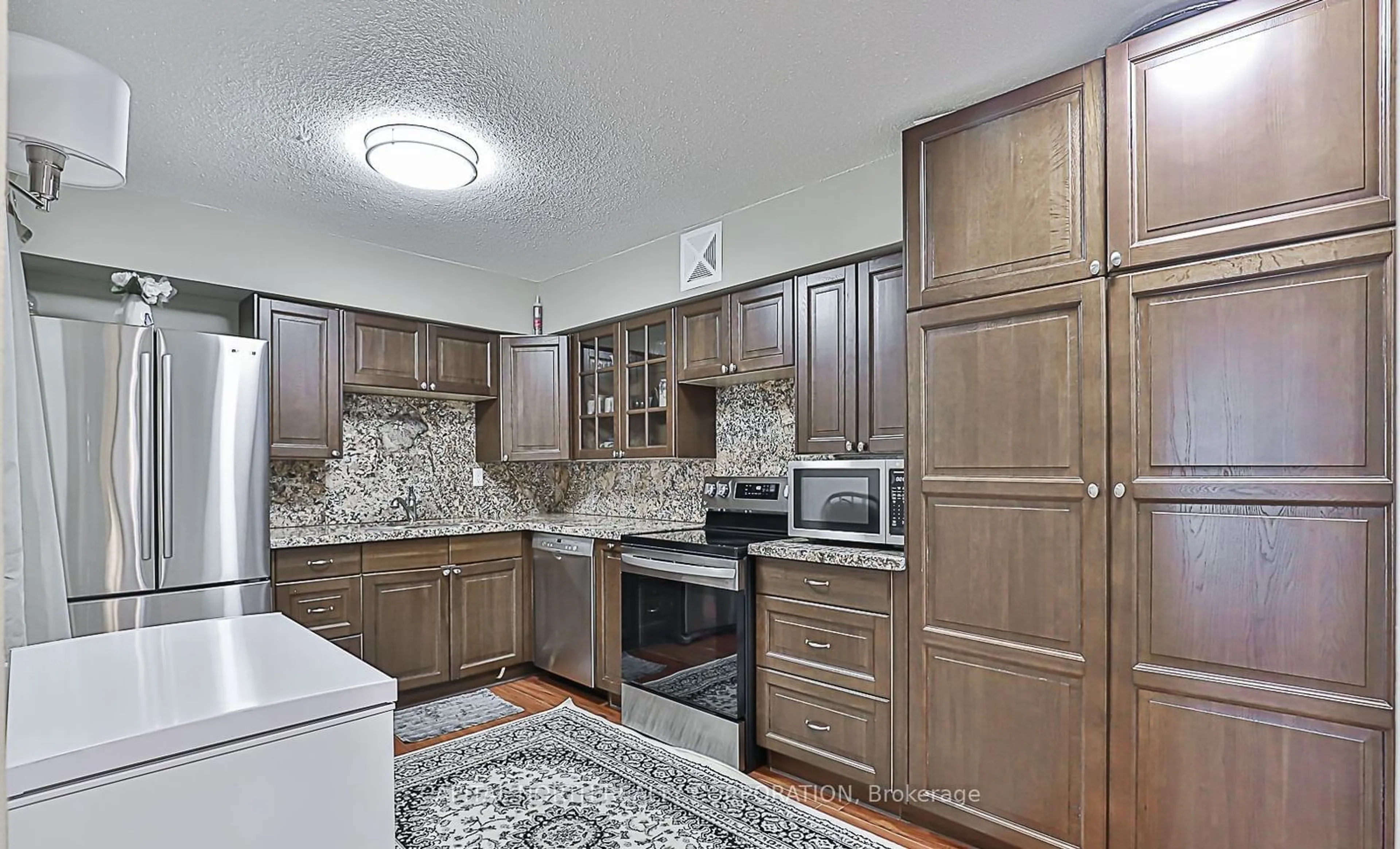 Kitchen, wood floors, cottage for 250 Davis Dr #601, Newmarket Ontario L3Y 7T7