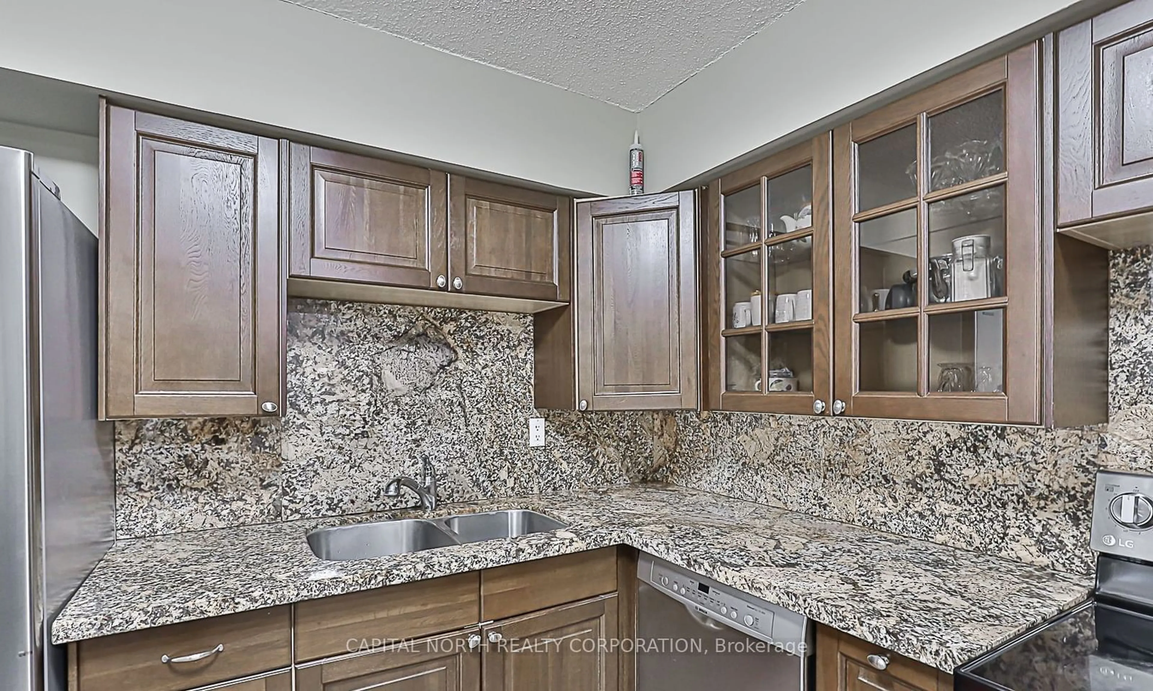 Contemporary kitchen, ceramic floors, mountain for 250 Davis Dr #601, Newmarket Ontario L3Y 7T7