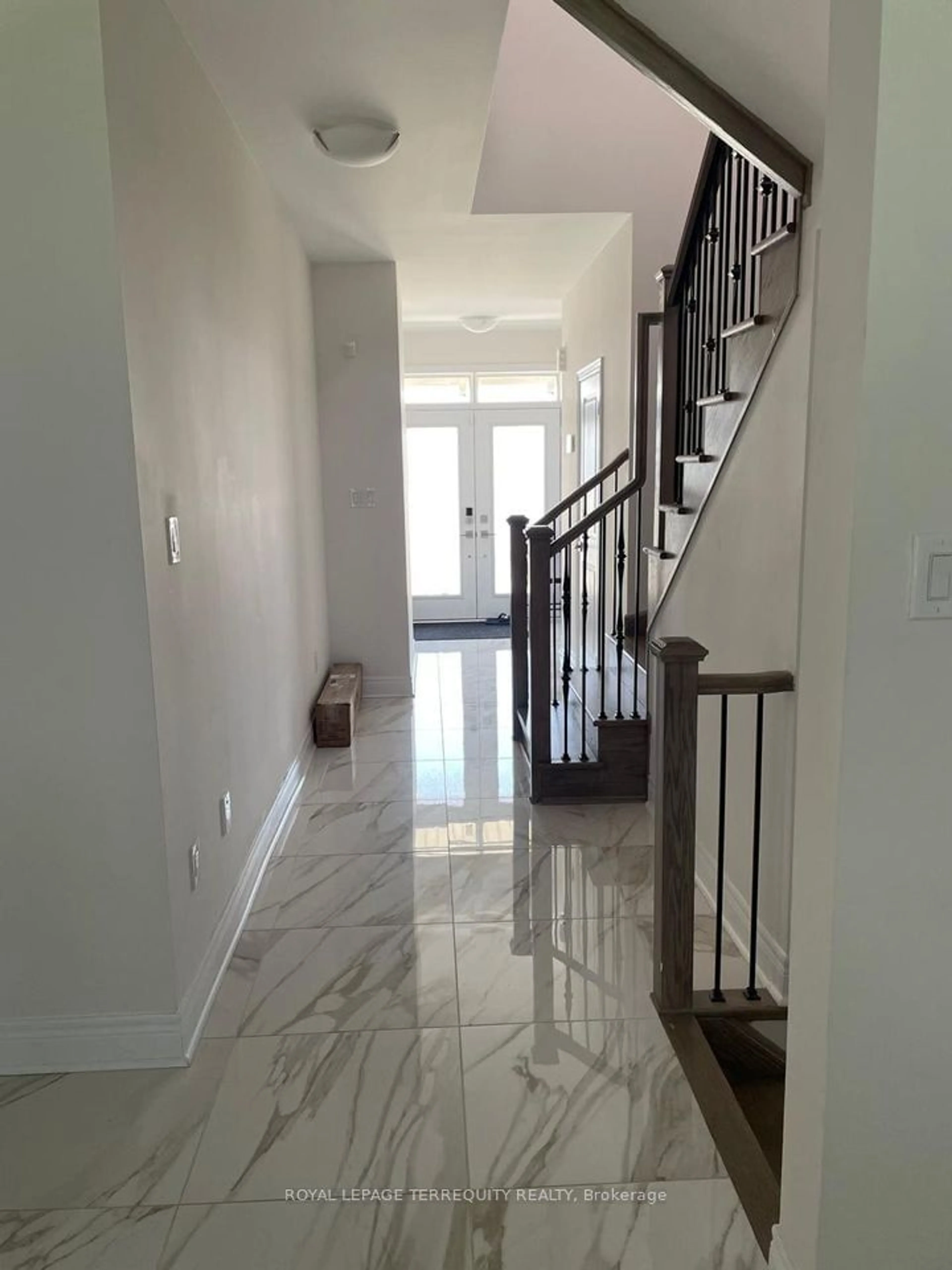 Indoor foyer, cement floor for 30 Lepp Dr, Markham Ontario L3S 0G4