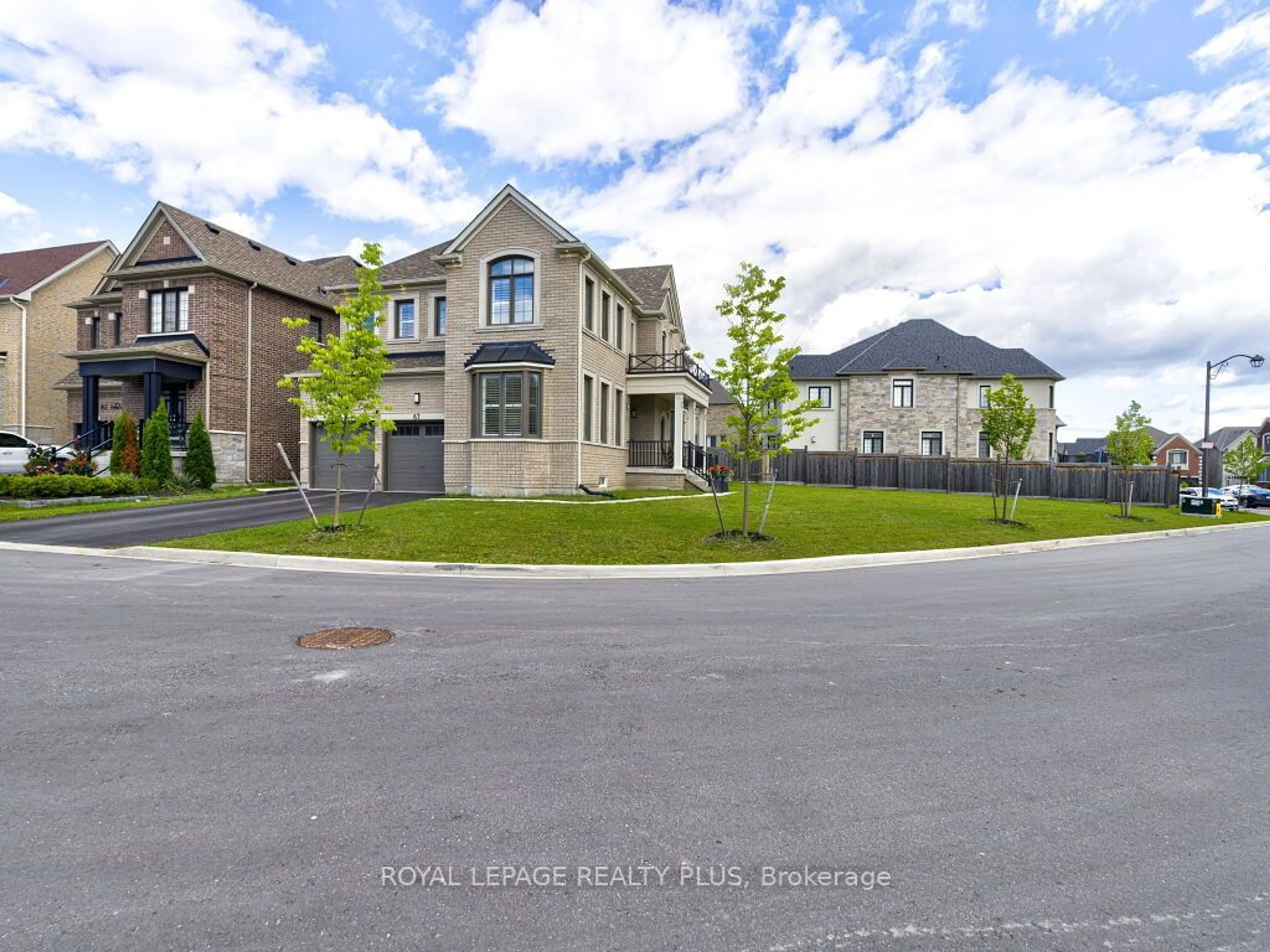 Frontside or backside of a home, the street view for 67 Tesla Cres #cres, East Gwillimbury Ontario L9N 0T3