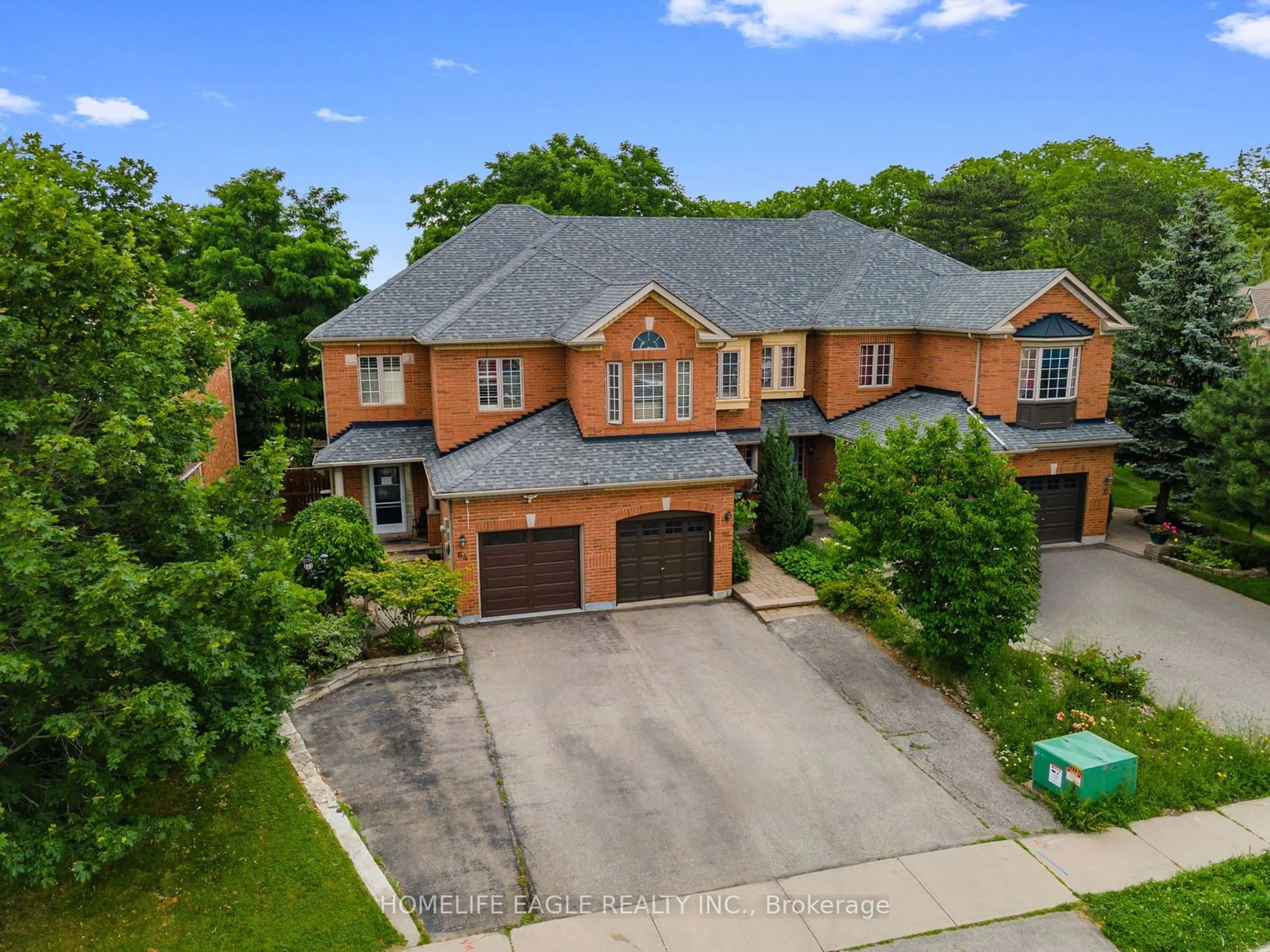 Frontside or backside of a home, the street view for 66 Jordanray Blvd, Newmarket Ontario L3X 2P8