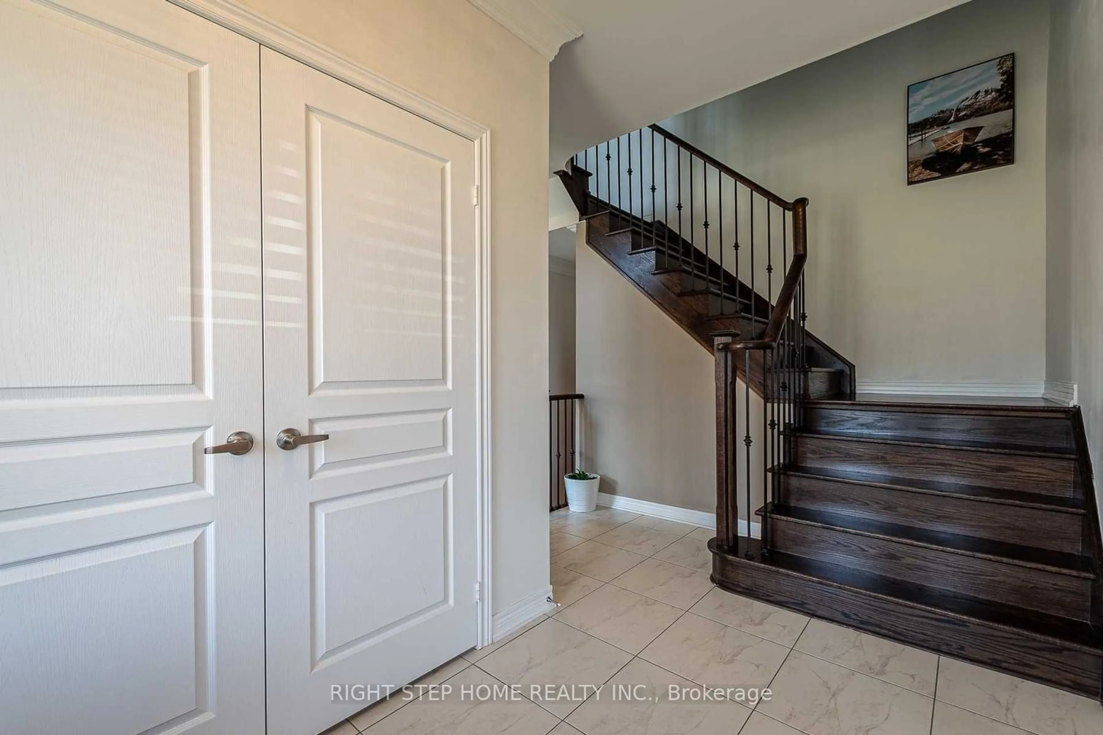 Indoor entryway, wood floors for 29 Watson Dr, New Tecumseth Ontario L0G 1W0