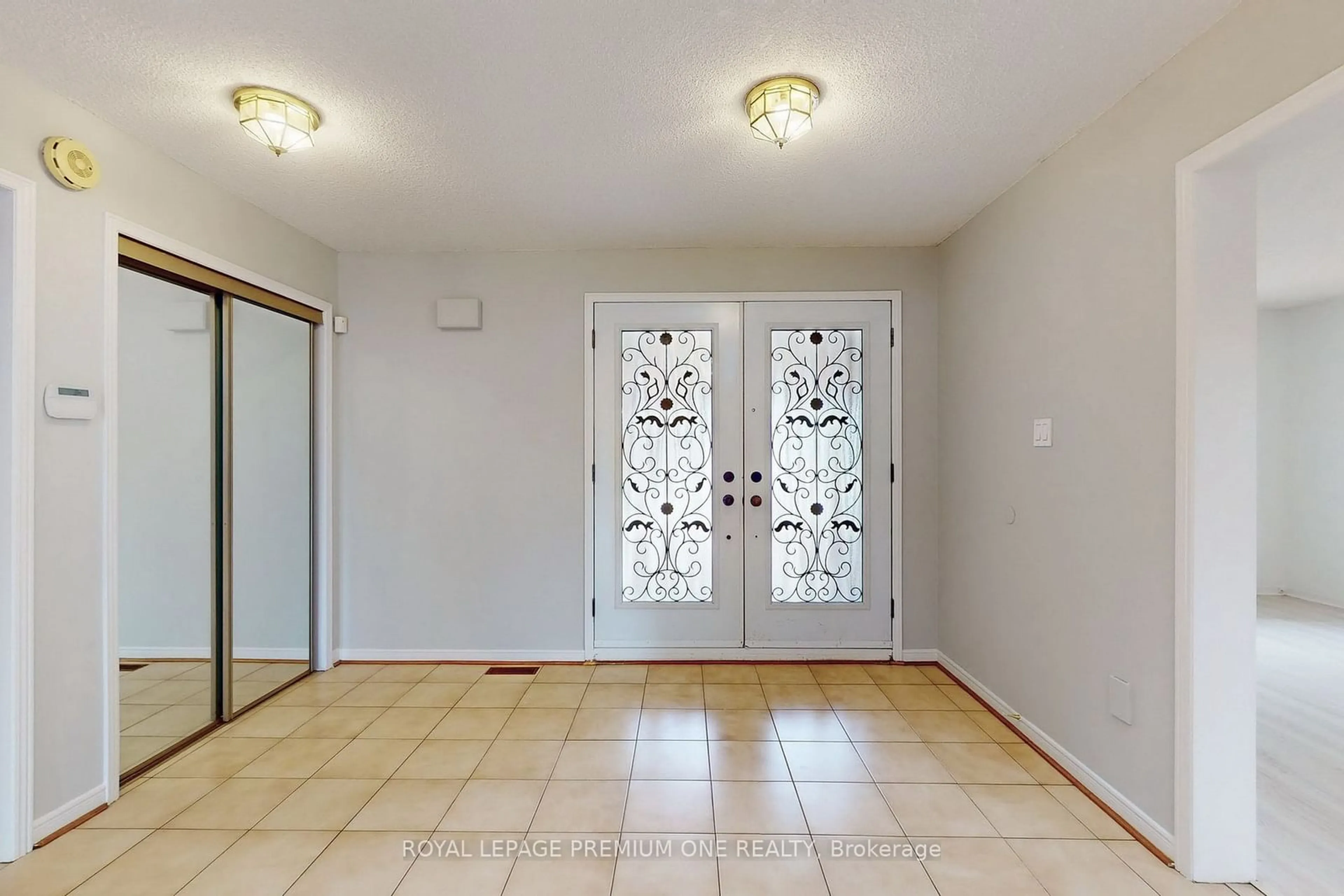 Indoor entryway, wood floors for 70 Vineyard Crt, Vaughan Ontario L4L 5J8