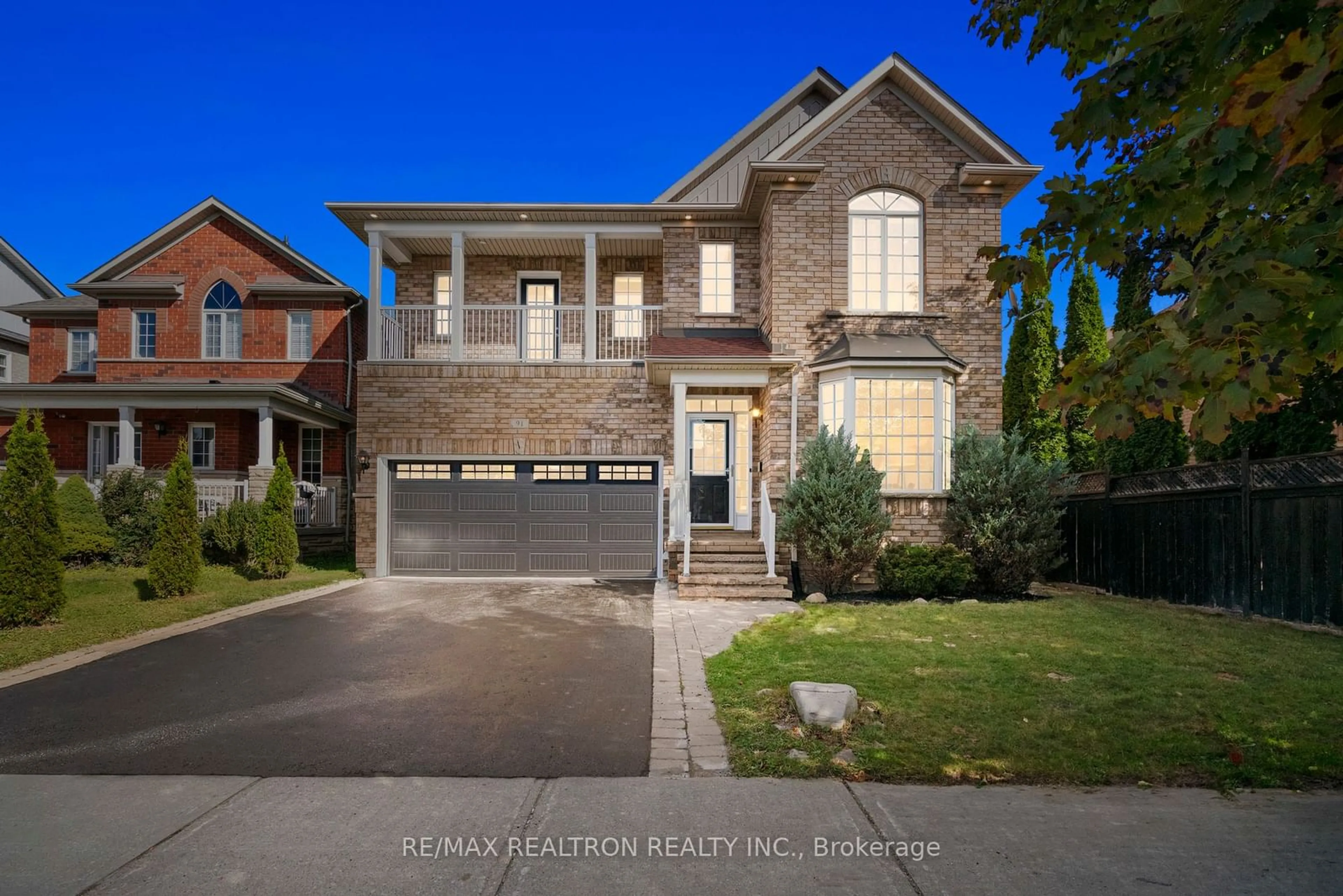 Frontside or backside of a home, the street view for 91 Gateway Dr, Aurora Ontario L4G 7S5