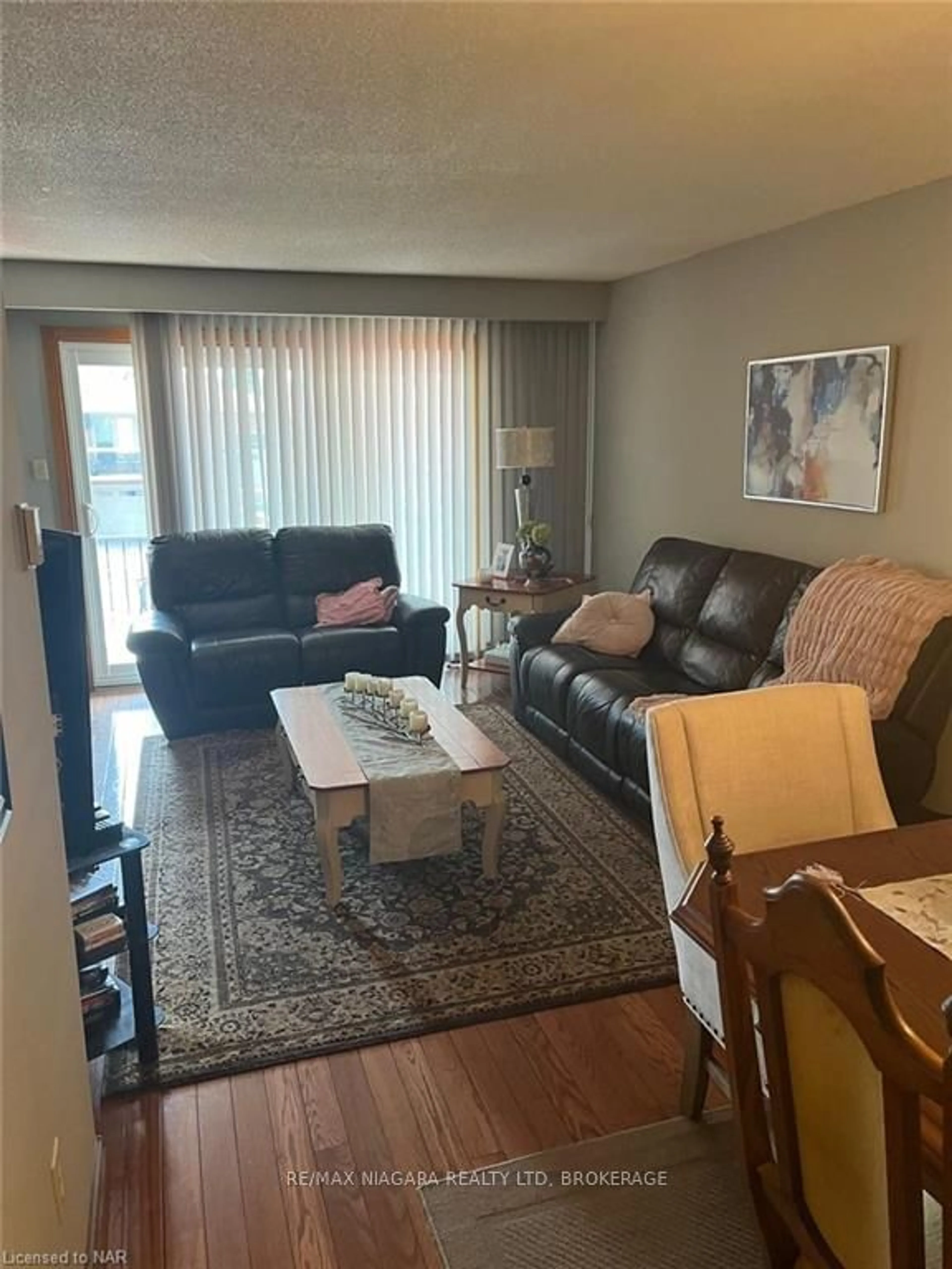 Living room, wood floors for 78 ASHBURN Cres, Vaughan Ontario L4L 1G9