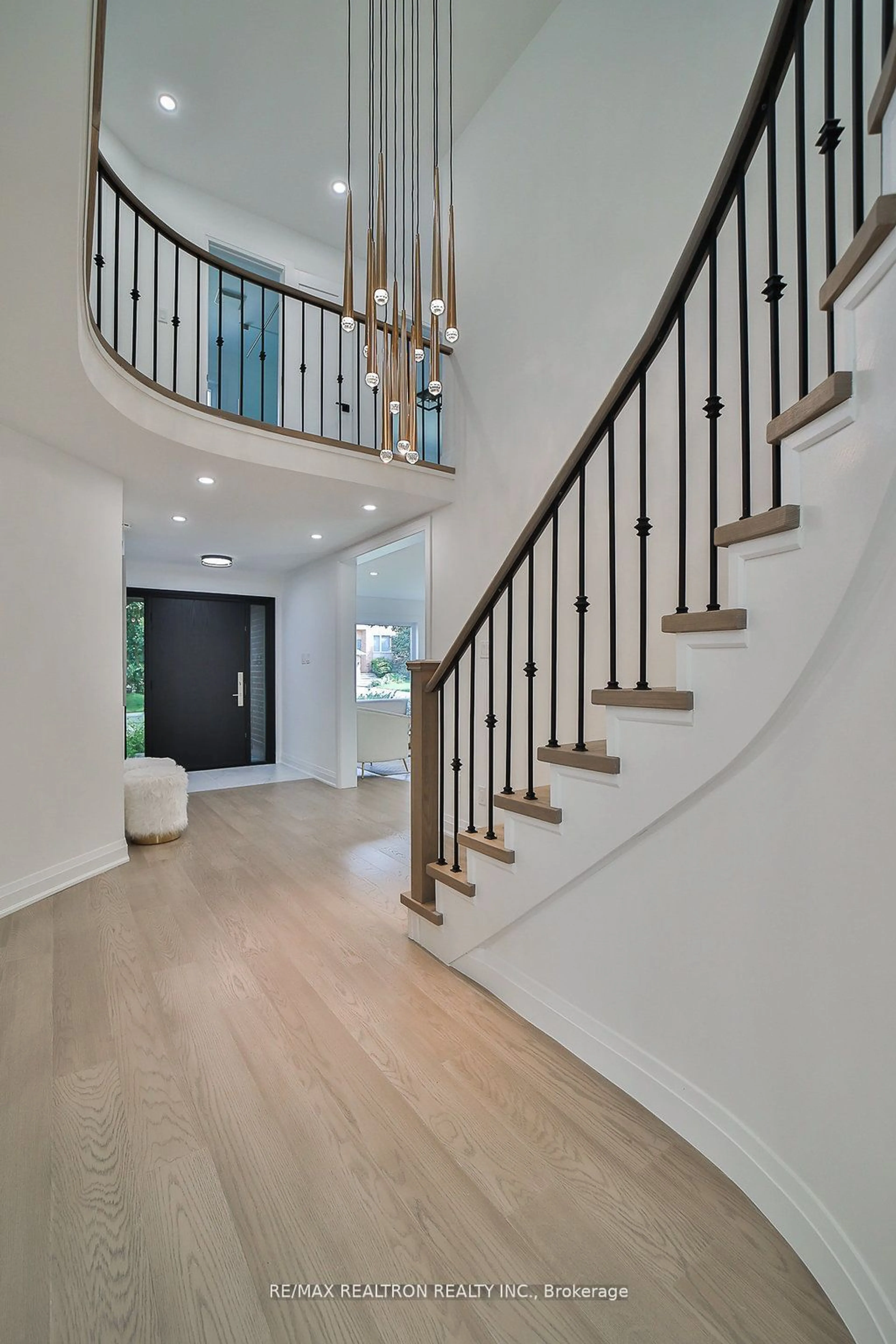 Indoor foyer, wood floors for 189 Kemano Rd, Aurora Ontario L4G 4Z3