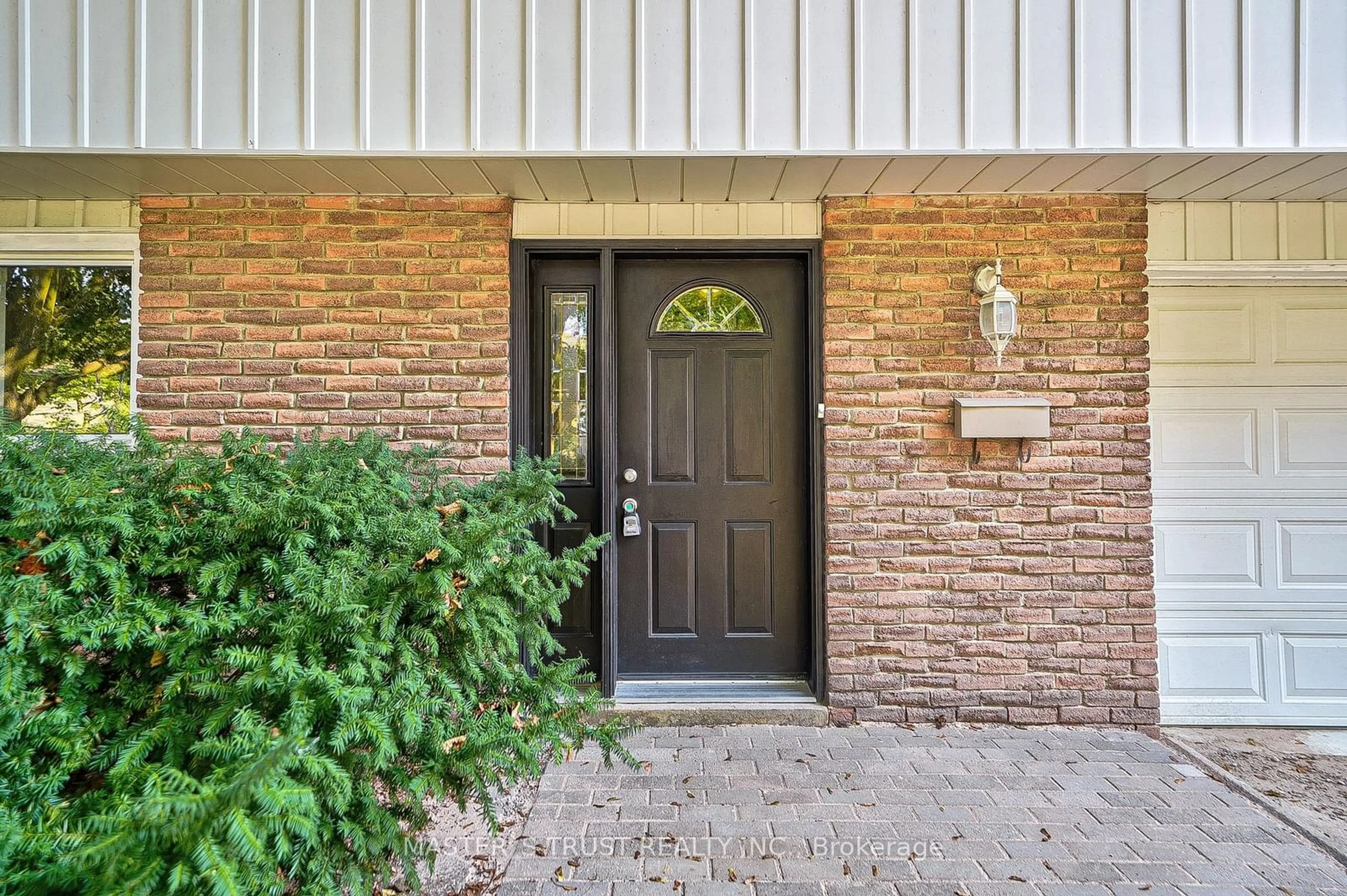 Indoor entryway, wood floors for 77 Highland Ave, Newmarket Ontario L3Y 3H9