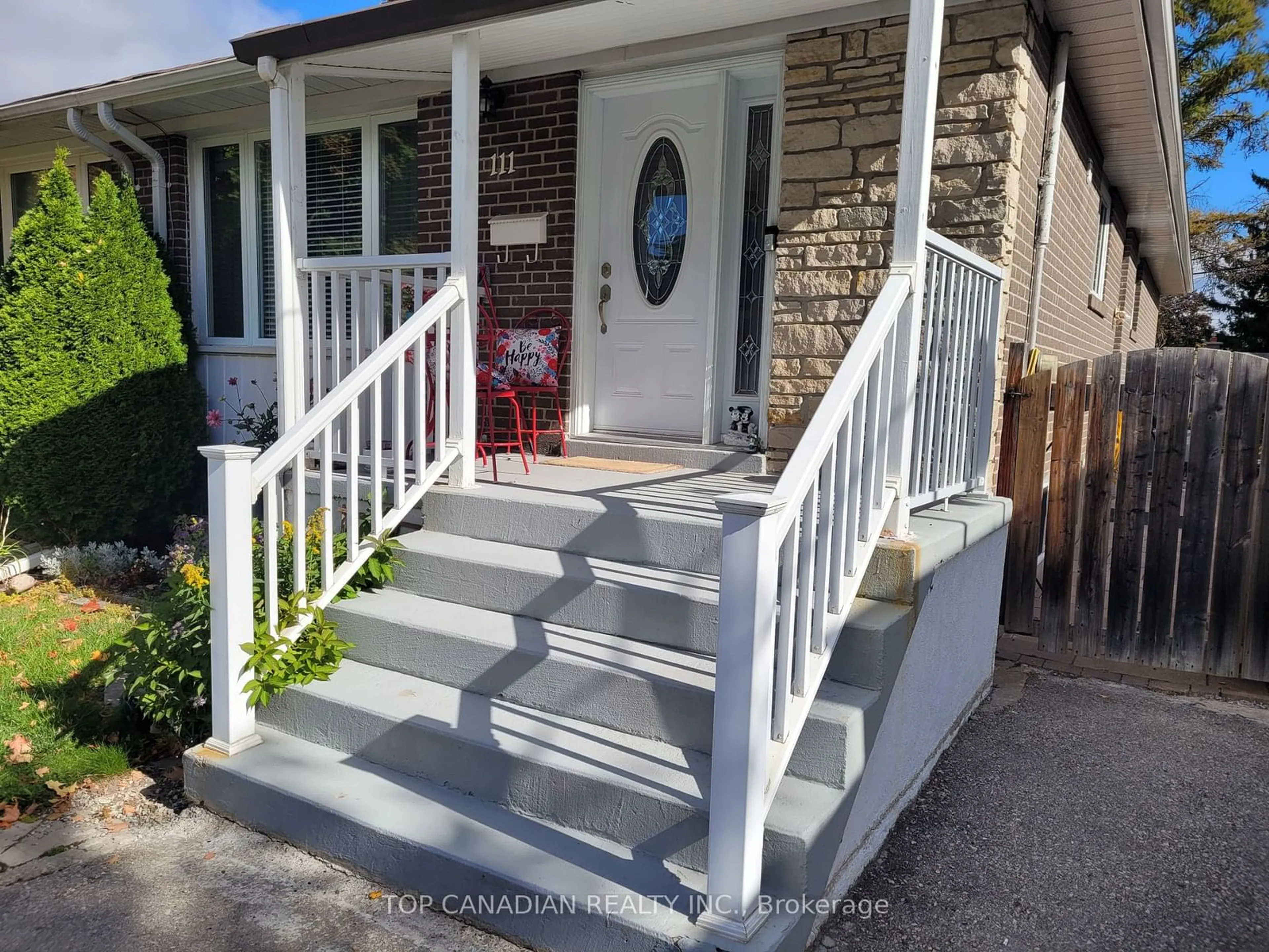 Frontside or backside of a home, cottage for 111 Bayview Pkwy, Newmarket Ontario L3Y 3W2