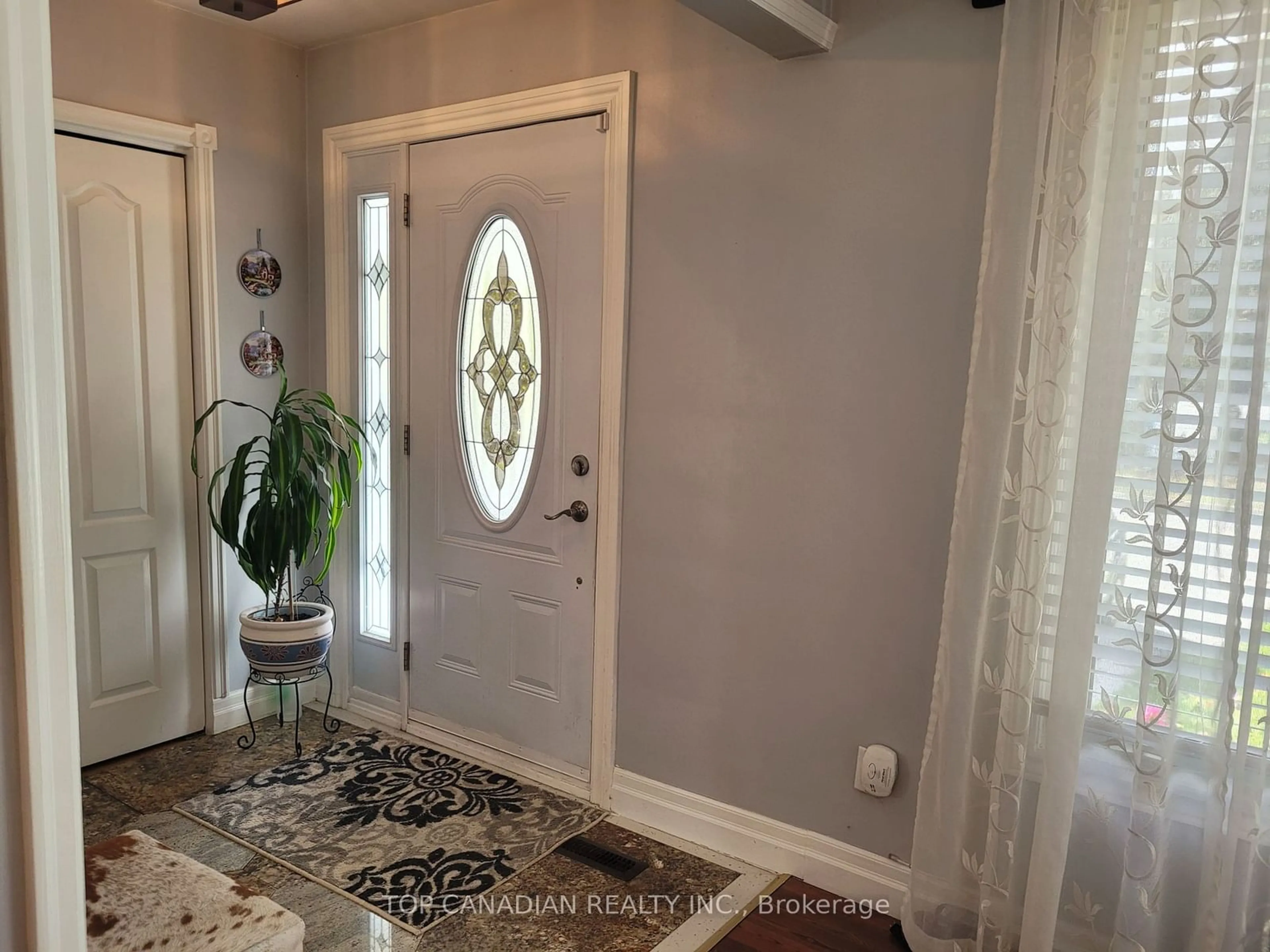 Indoor entryway, wood floors for 111 Bayview Pkwy, Newmarket Ontario L3Y 3W2