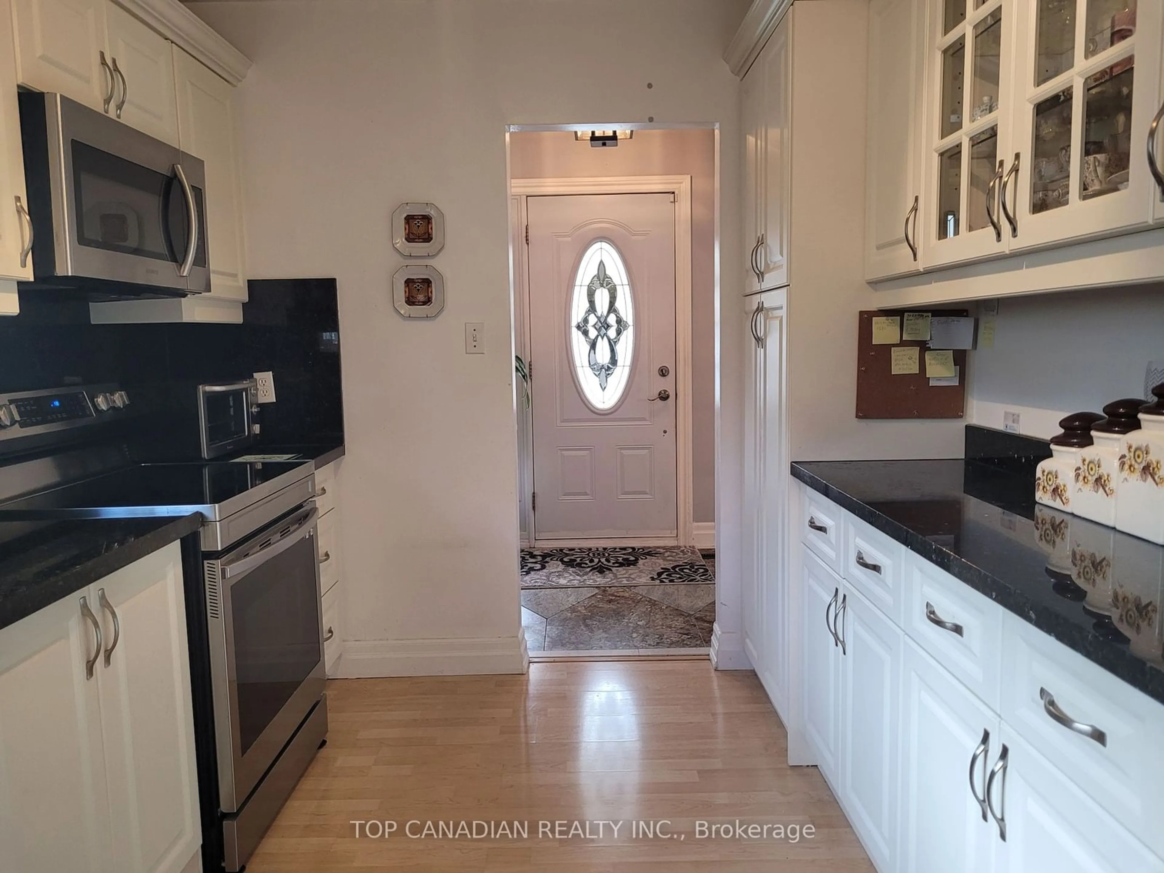 Standard kitchen, wood floors, cottage for 111 Bayview Pkwy, Newmarket Ontario L3Y 3W2