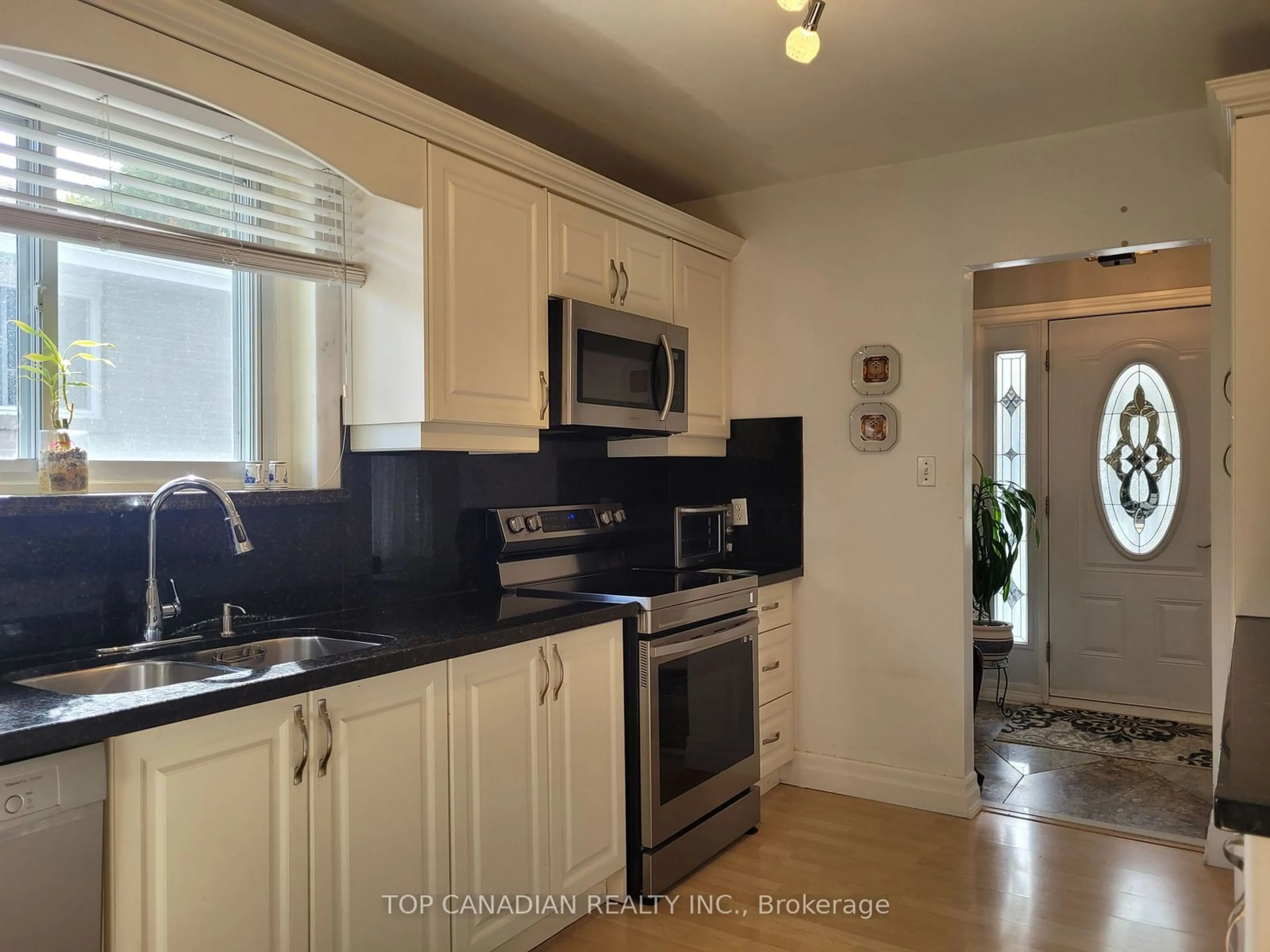 Standard kitchen for 111 Bayview Pkwy, Newmarket Ontario L3Y 3W2