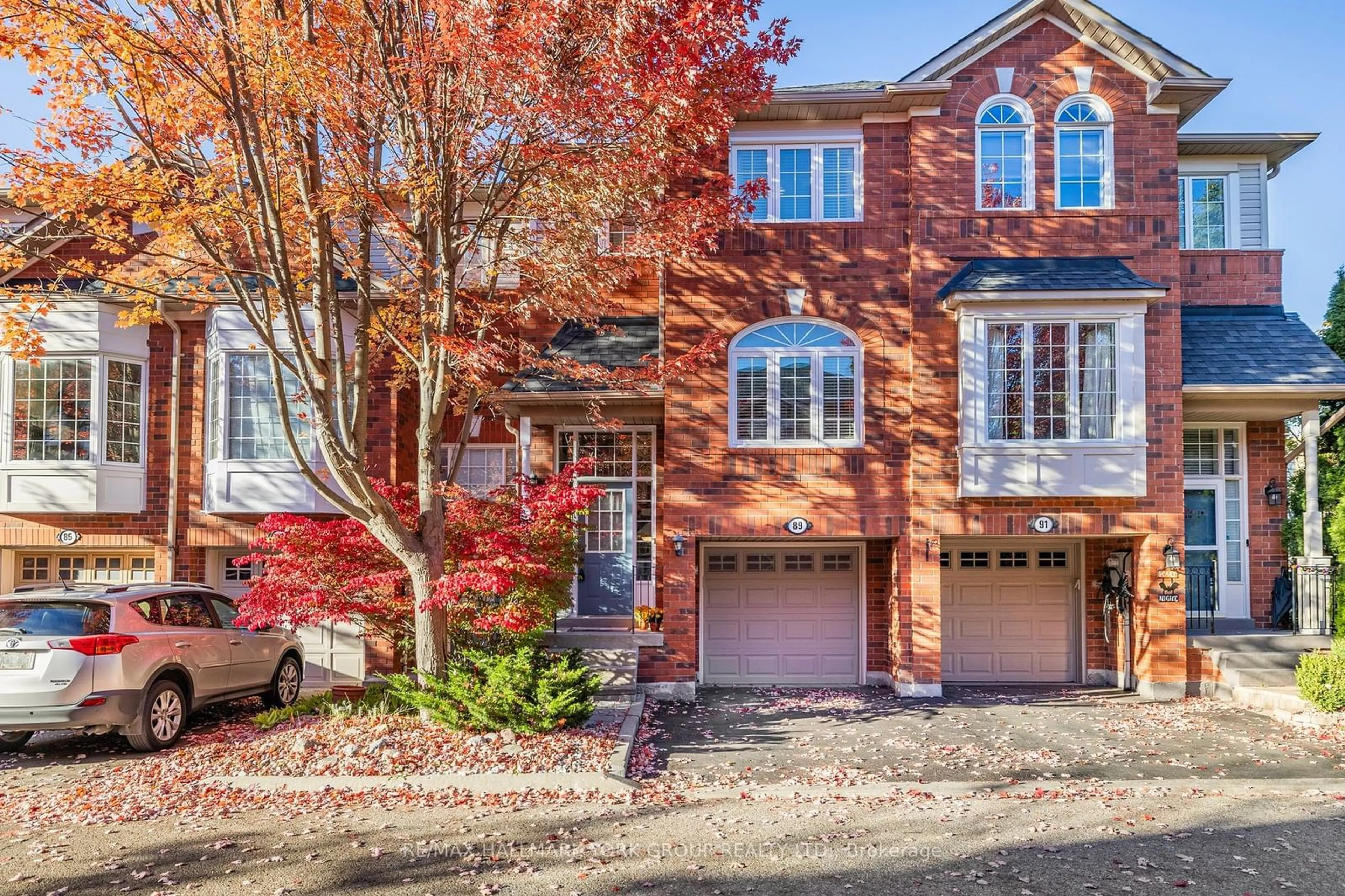 A pic from exterior of the house or condo, the street view for 89 Mosaics Ave, Aurora Ontario L4G 7L5