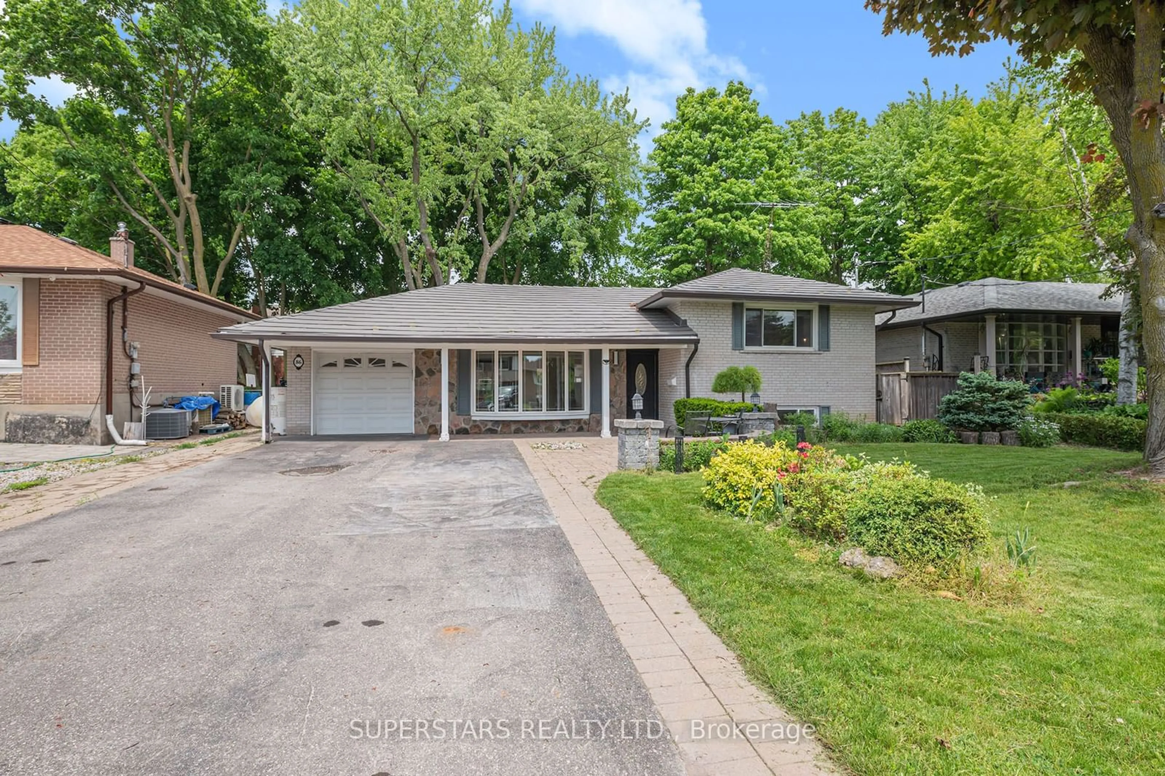 Frontside or backside of a home, the street view for 86 Lincoln Green Dr, Markham Ontario L3P 1R8