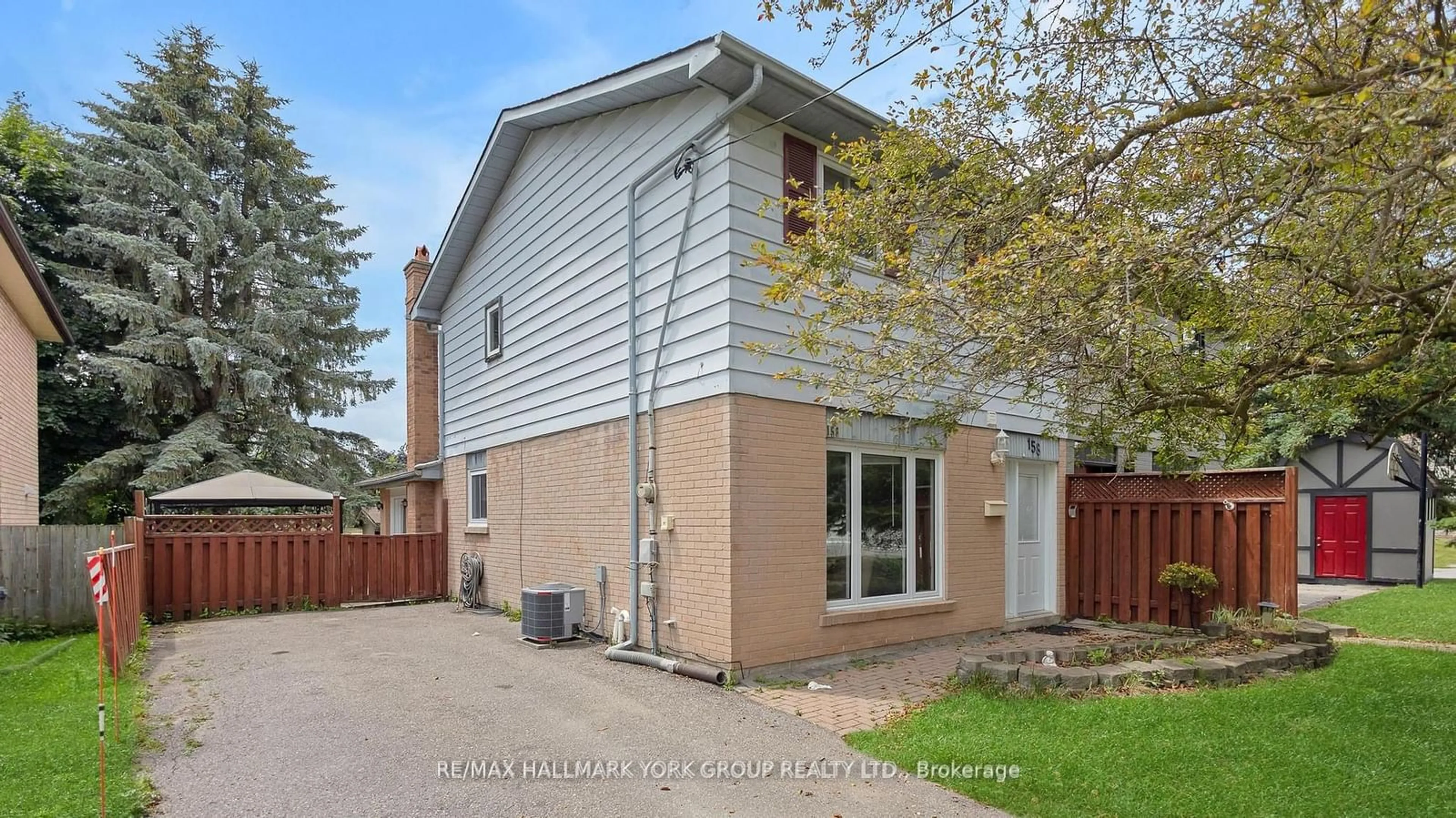 A pic from exterior of the house or condo, the fenced backyard for 158 Meadowbank Rd, Newmarket Ontario L3Y 4Y2