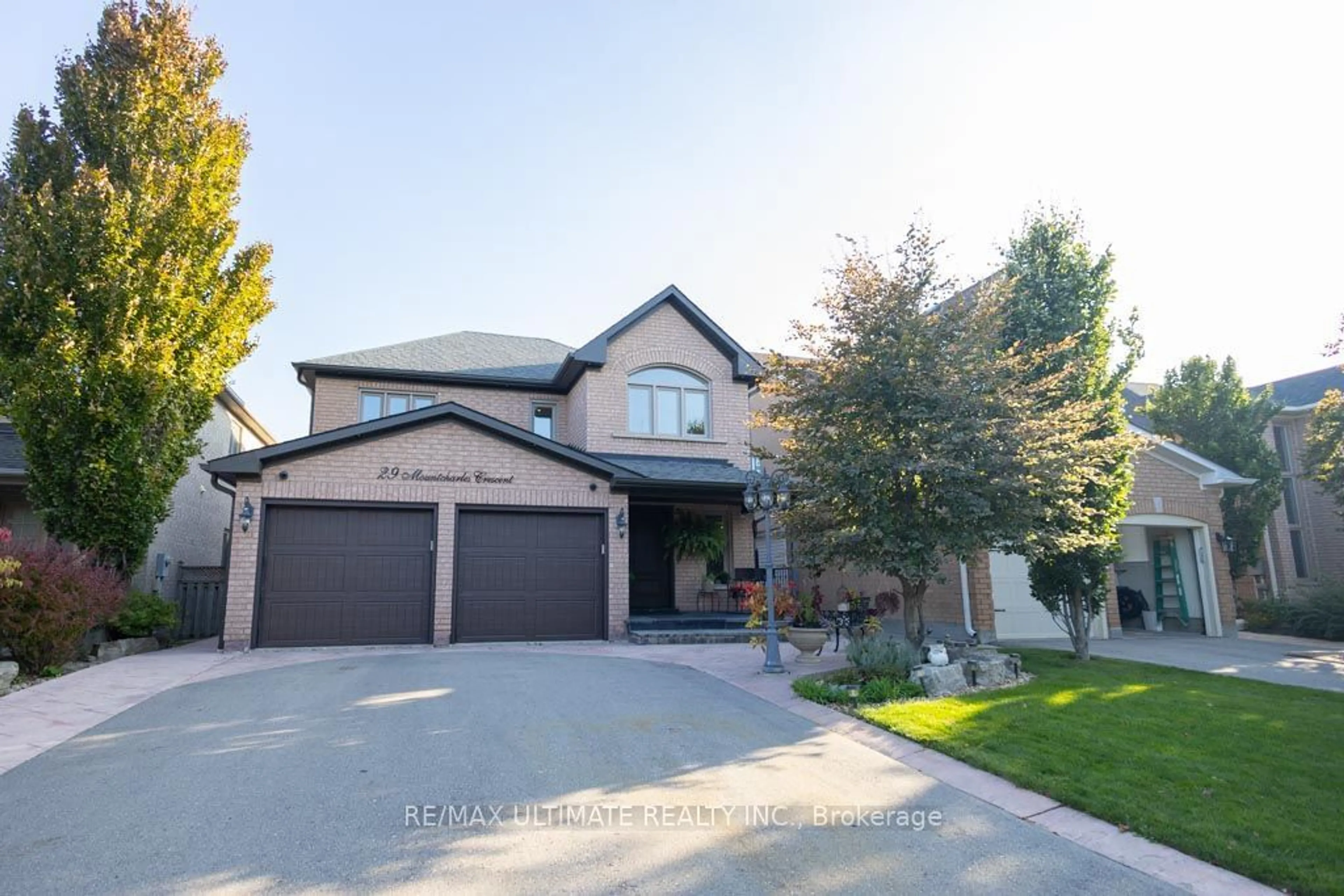 Frontside or backside of a home, the street view for 29 Mountcharles Cres, Vaughan Ontario L6A 2J8