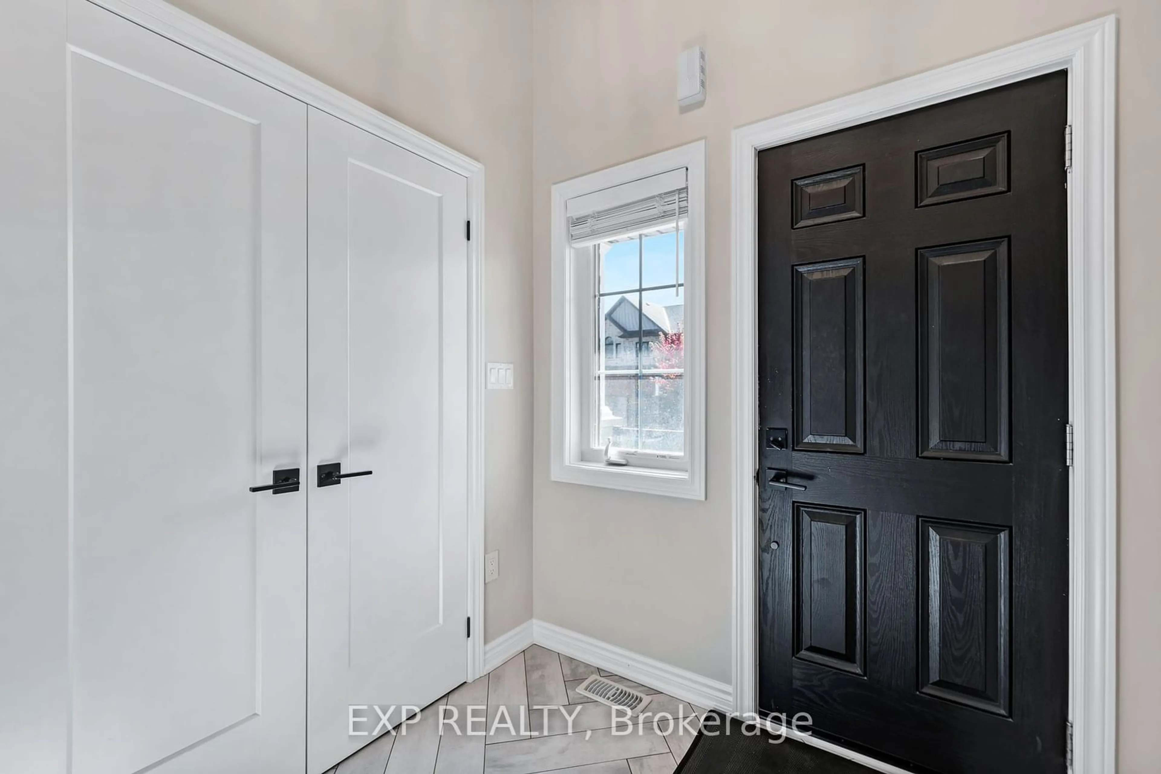 Indoor entryway, wood floors for 9 Gord Matthews Way, Uxbridge Ontario L9P 0E9