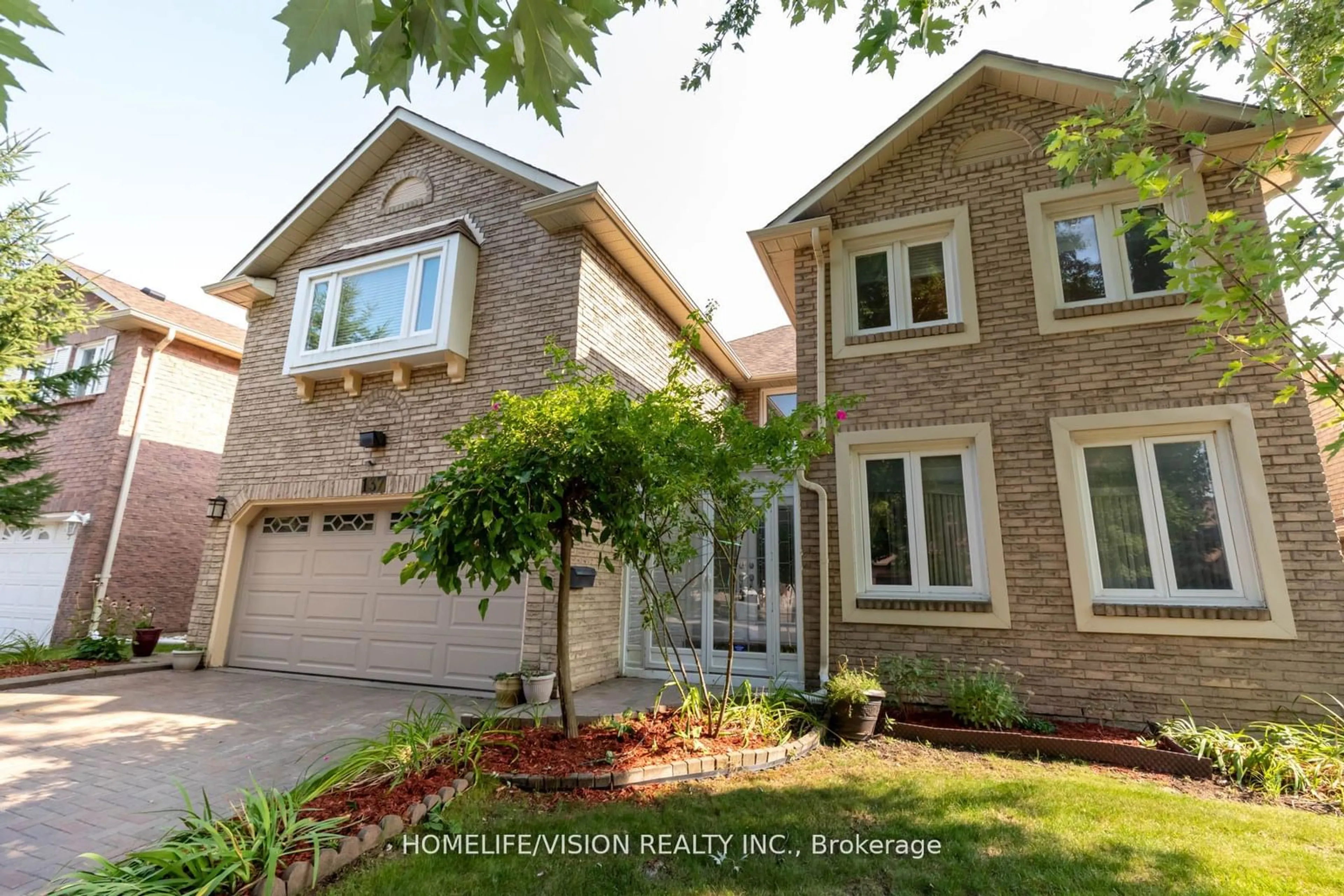 Home with brick exterior material for 137 Old Surrey Lane, Richmond Hill Ontario L4C 6R9