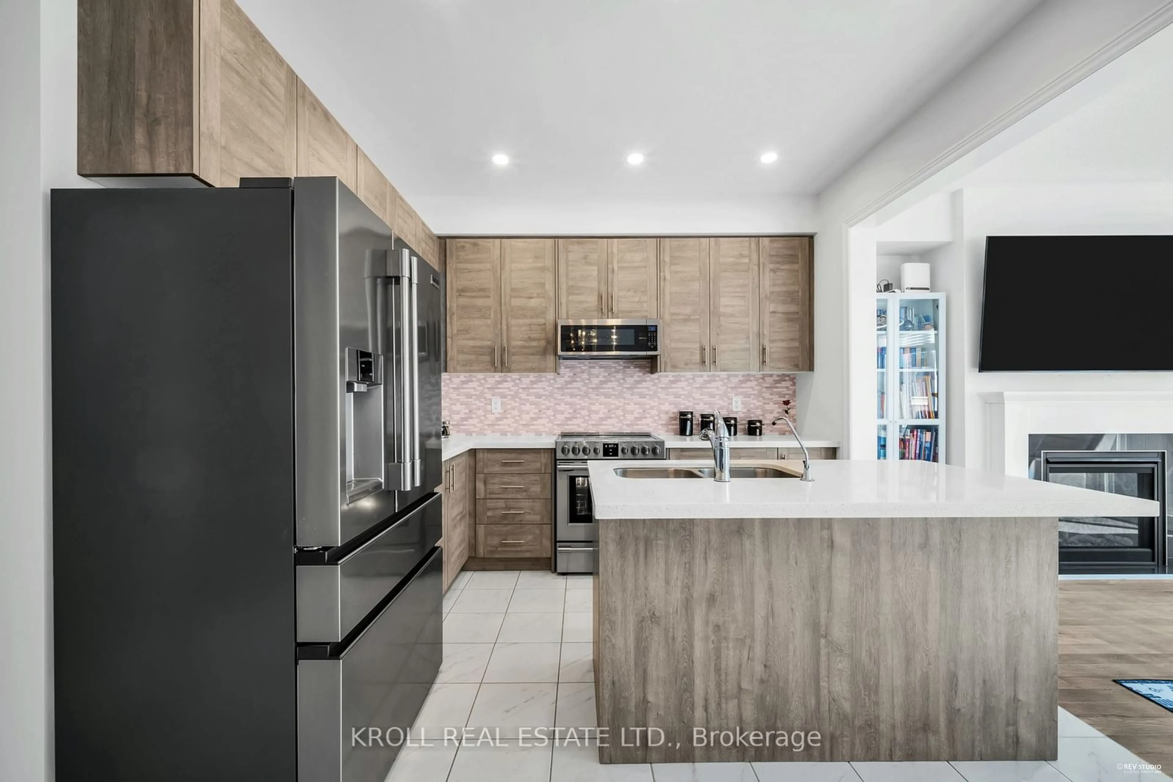 Contemporary kitchen, wood floors for 26 Frederick Taylor Way, East Gwillimbury Ontario L0G 1M0