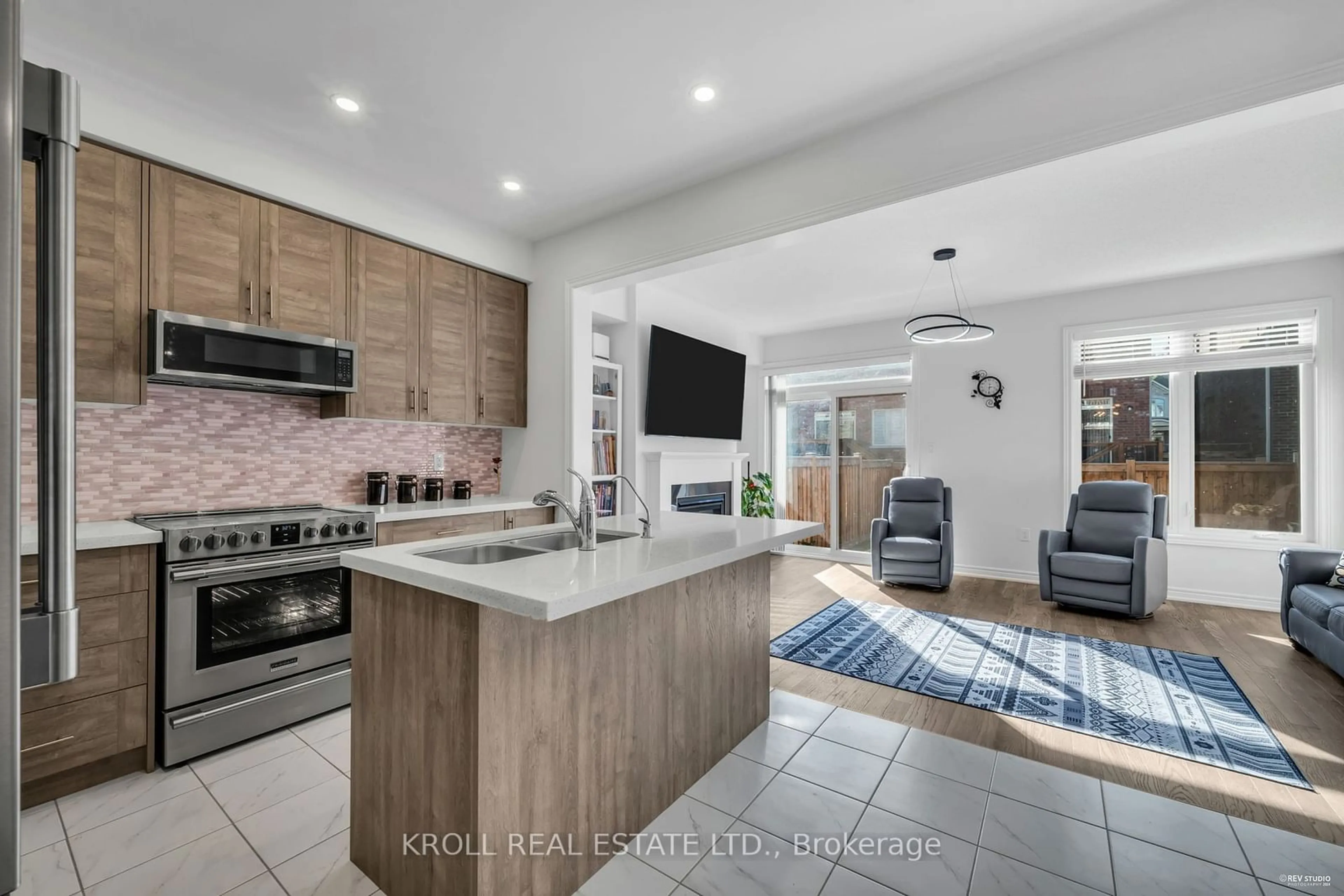 Open concept kitchen for 26 Frederick Taylor Way, East Gwillimbury Ontario L0G 1M0